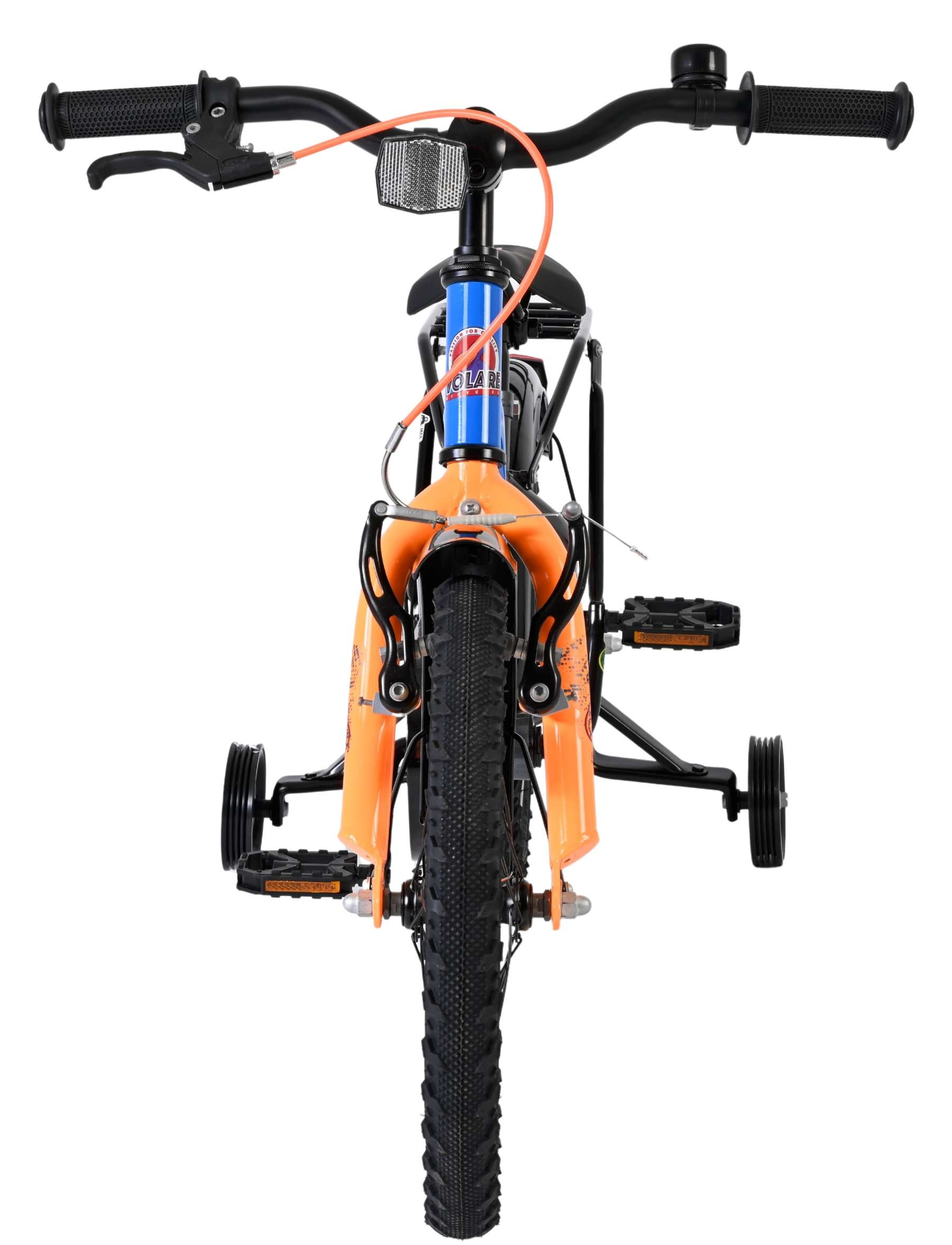 Vorderansicht eines orangefarbenen Kinderfahrrads mit Stützrädern und schwarzem Lenker.