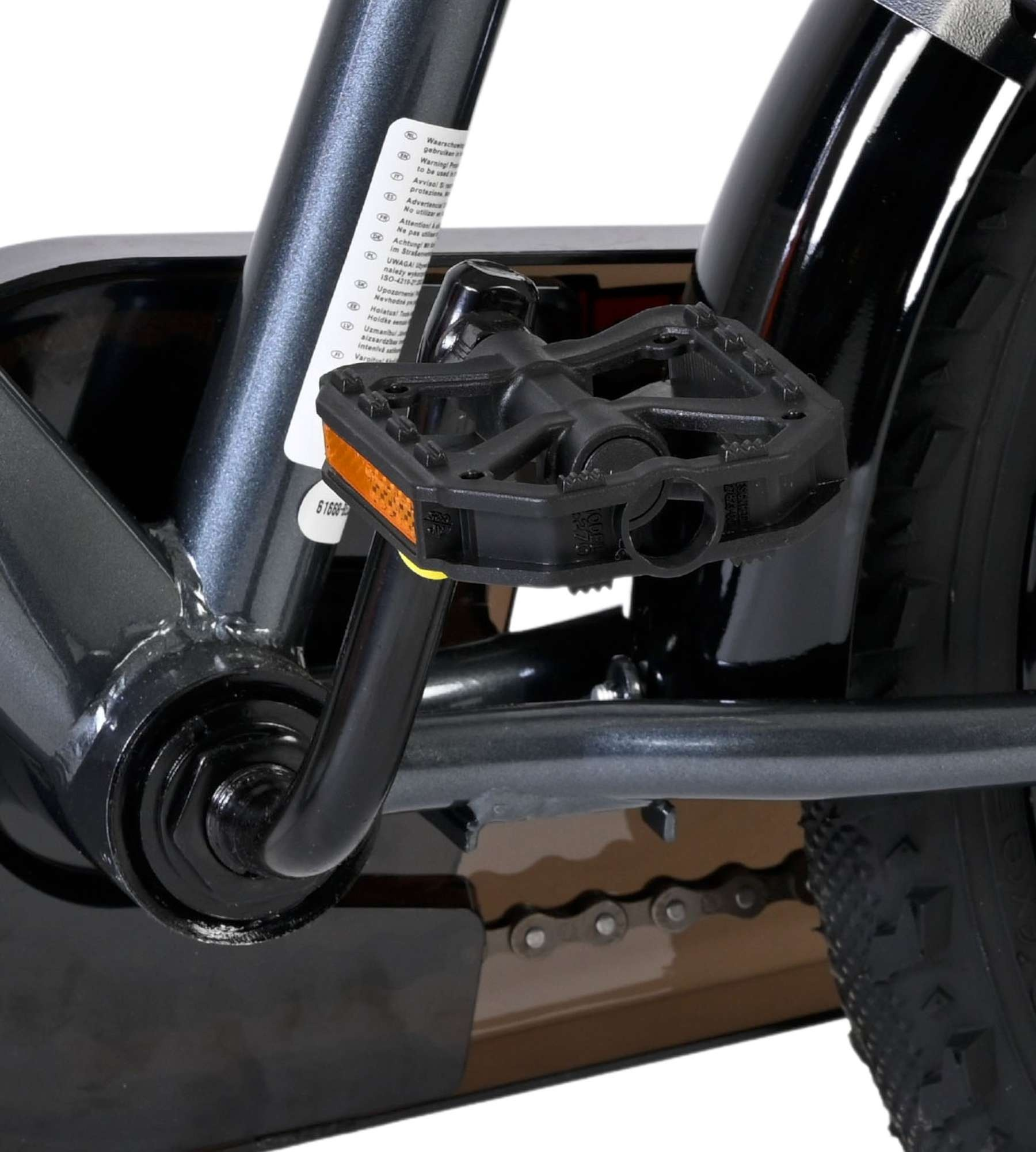 Detailaufnahme eines Fahrradpedals, Kette und Rad.