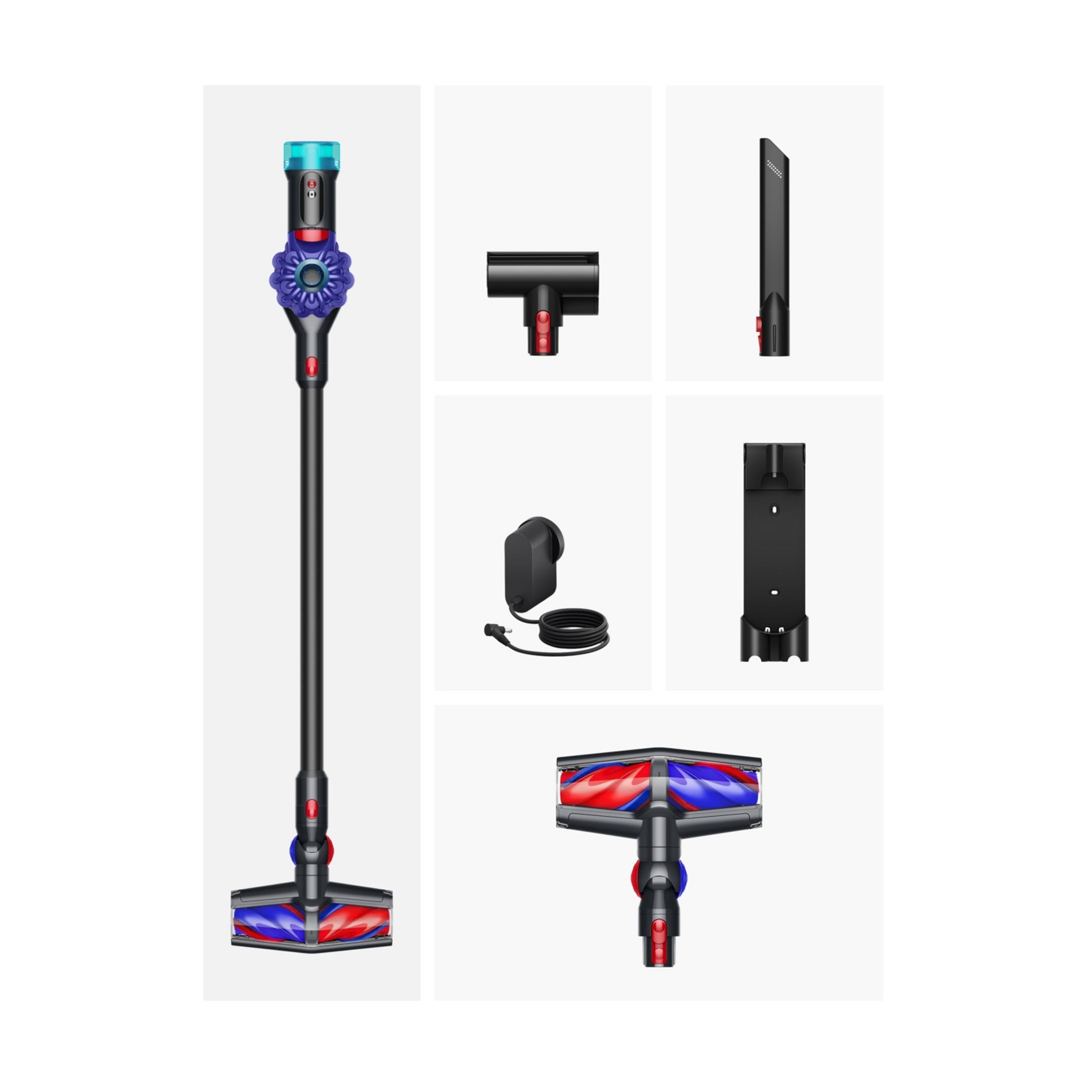 Un aspirapolvere Dyson con accessori: manico, caricabatterie, supporto a muro e spazzola.