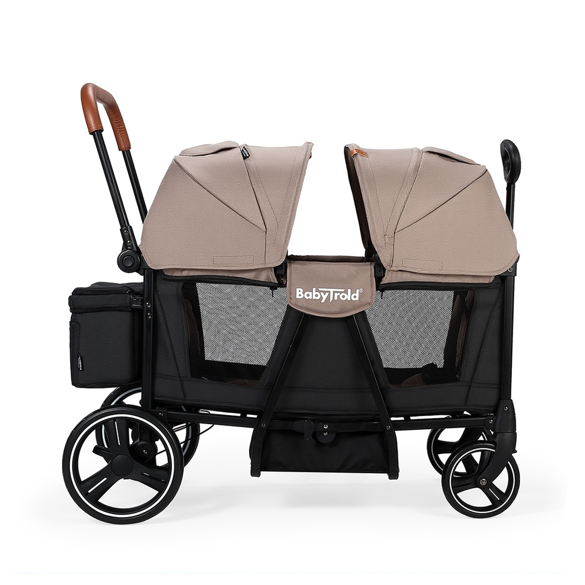 Ein beiger Doppelkinderwagen mit schwarzen Rädern und Griffen steht auf weißem Hintergrund.