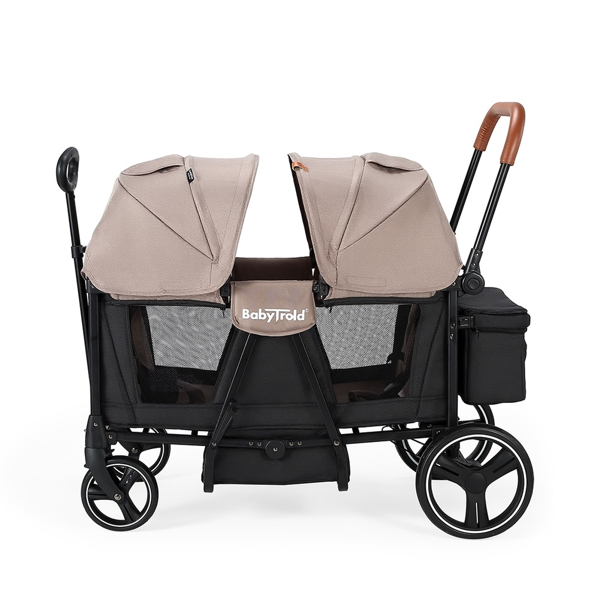 Ein beiger Kinderwagen mit zwei Sitzen und Baldachinen auf weißem Hintergrund.