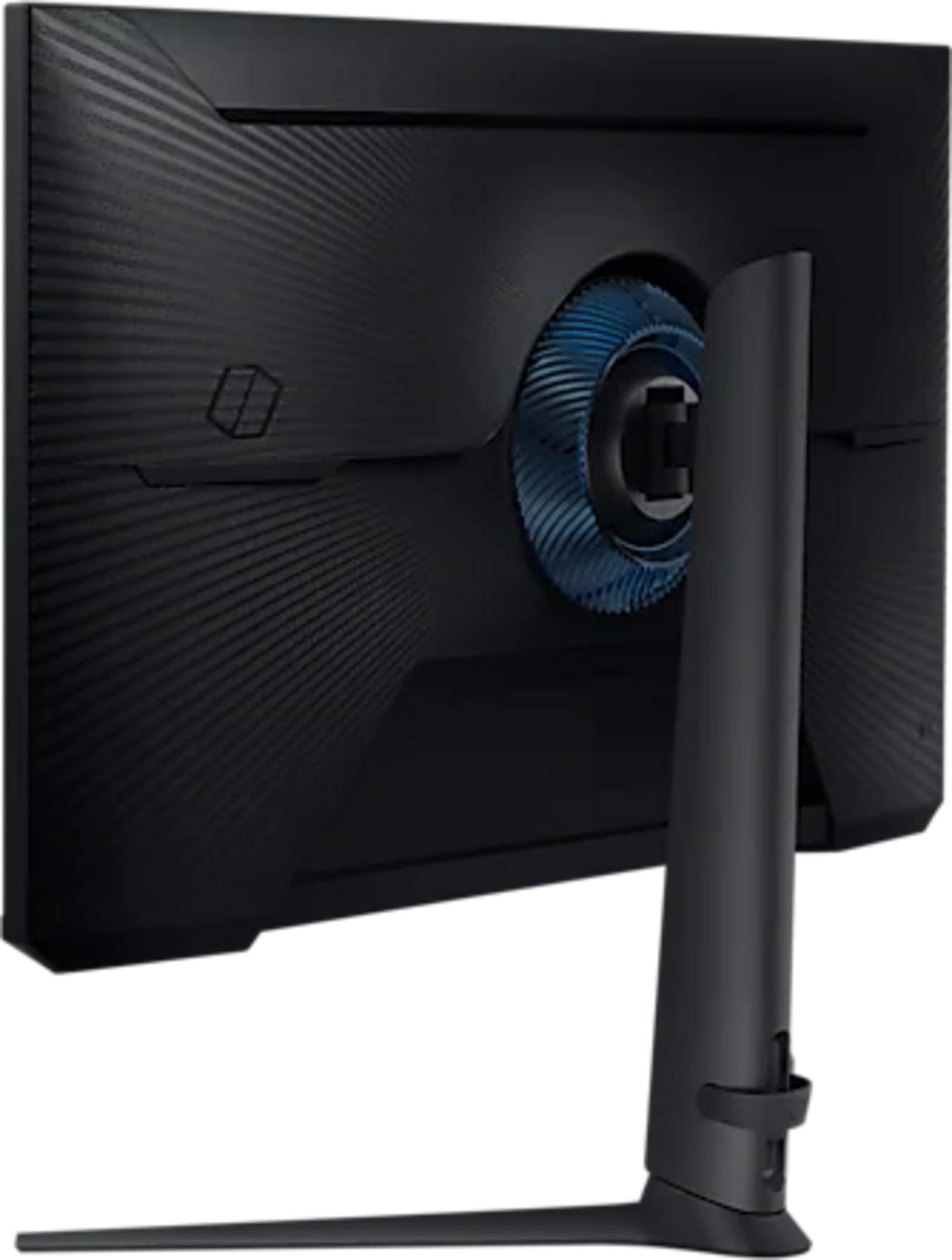 Parte trasera de un monitor negro con ventilador azul y soporte negro.