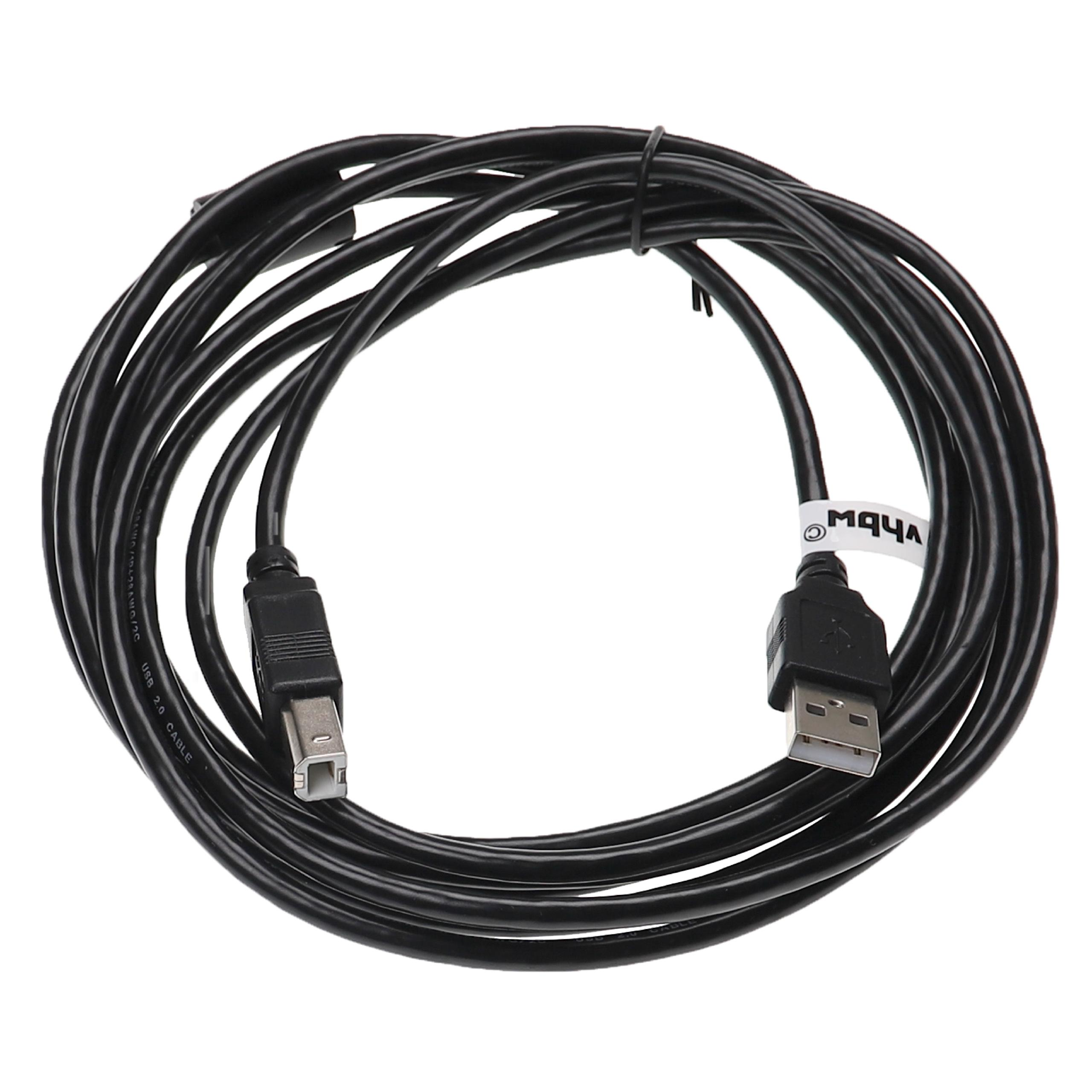Ein aufgerolltes schwarzes USB 2.0-Kabel mit Typ-A- und Typ-B-Anschlüssen auf weißem Grund.