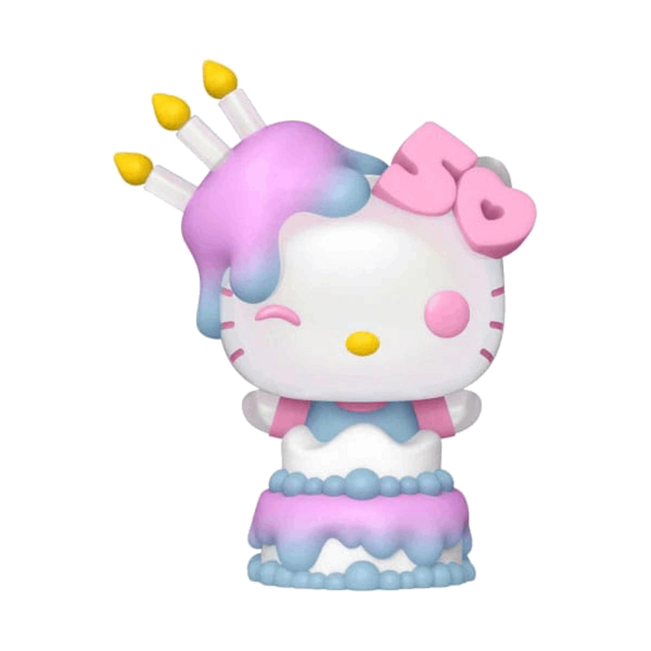 Eine Hello Kitty Figur in einem Kuchenkostüm mit Kerzen auf dem Kopf.