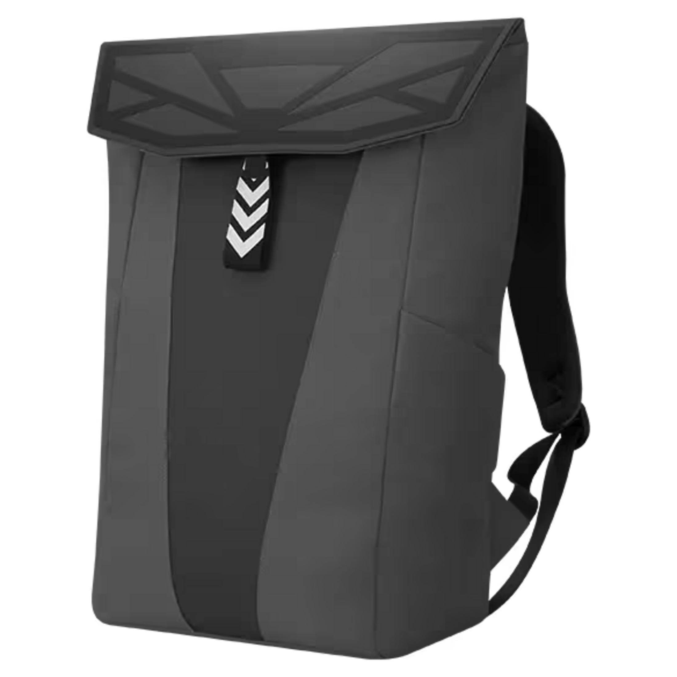 Una mochila gris con un patrón geométrico en la solapa y flechas blancas.