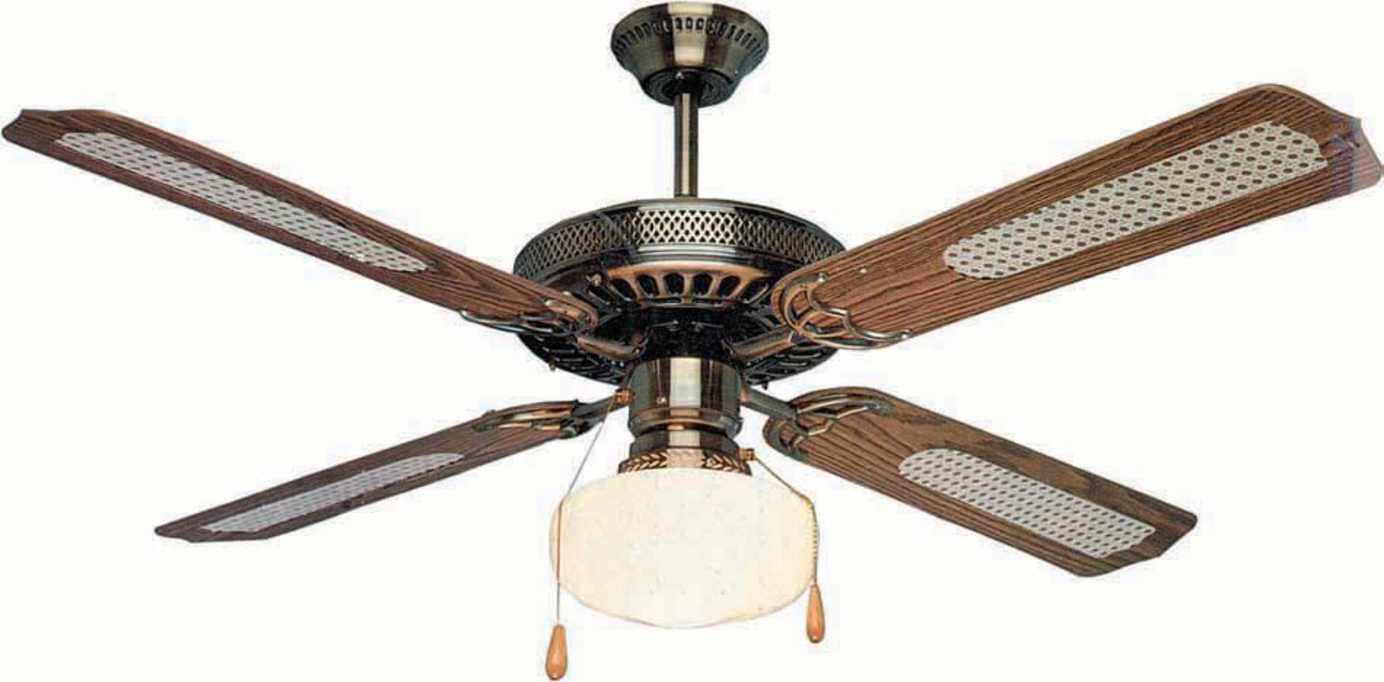 Un ventilatore da soffitto con pale in legno, luce e dettagli in ottone.