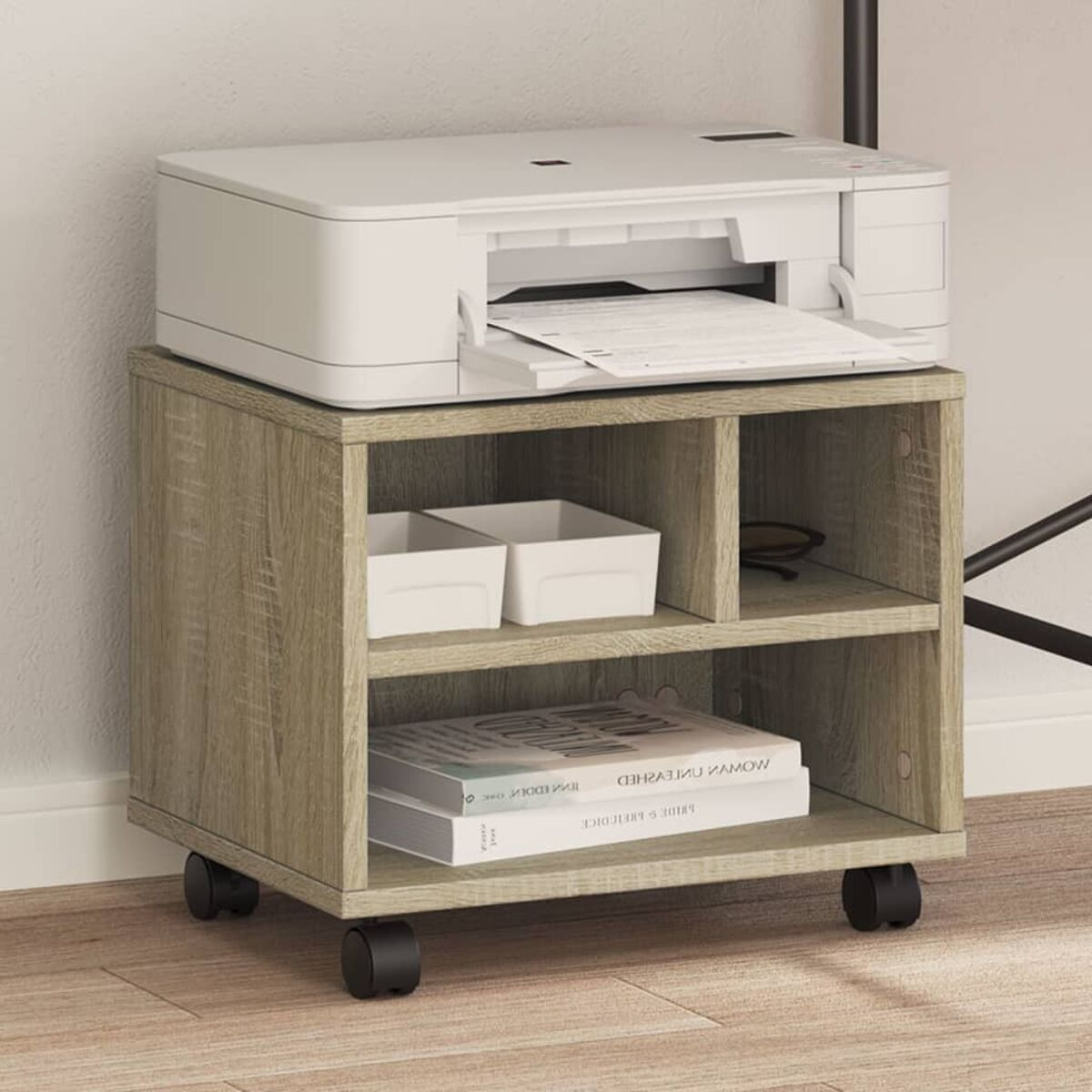 Ein weißer Drucker steht auf einem rollbaren Schrank aus hellem Holz mit zwei Fächern.