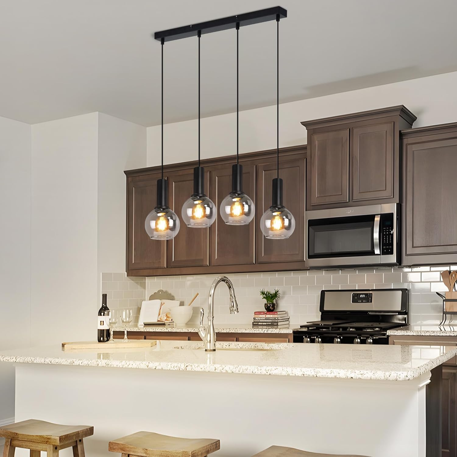 Una isla de cocina moderna con luces colgantes, encimera de granito y taburetes.