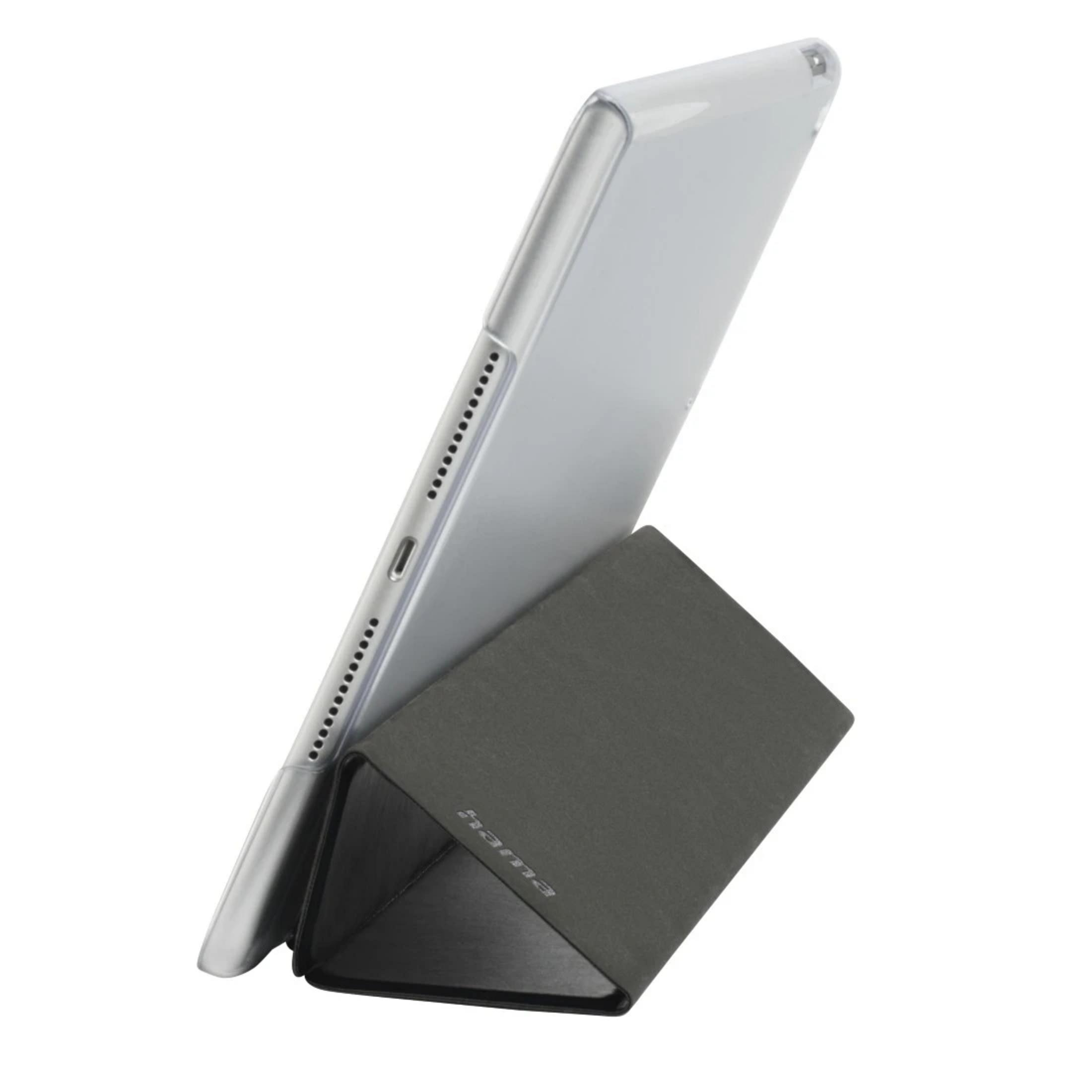 Ein silbernes Tablet mit einem dunklen grauen Ständer, das auf einer weißen Fläche steht.