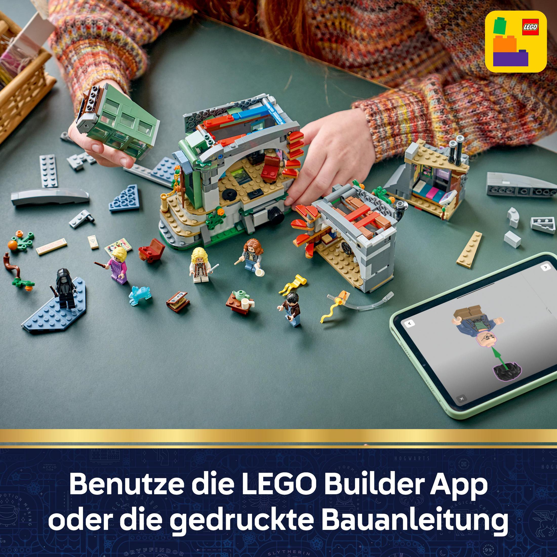Osoba buduje z klocków LEGO Harry Potter, tablet pokazuje instrukcje.