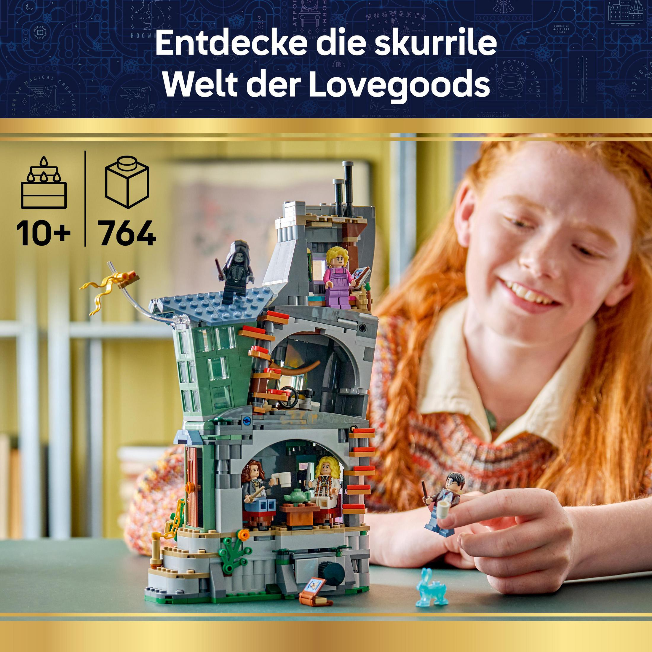 Rude dziewczynka bawi się modelem Lego Hogwartu.