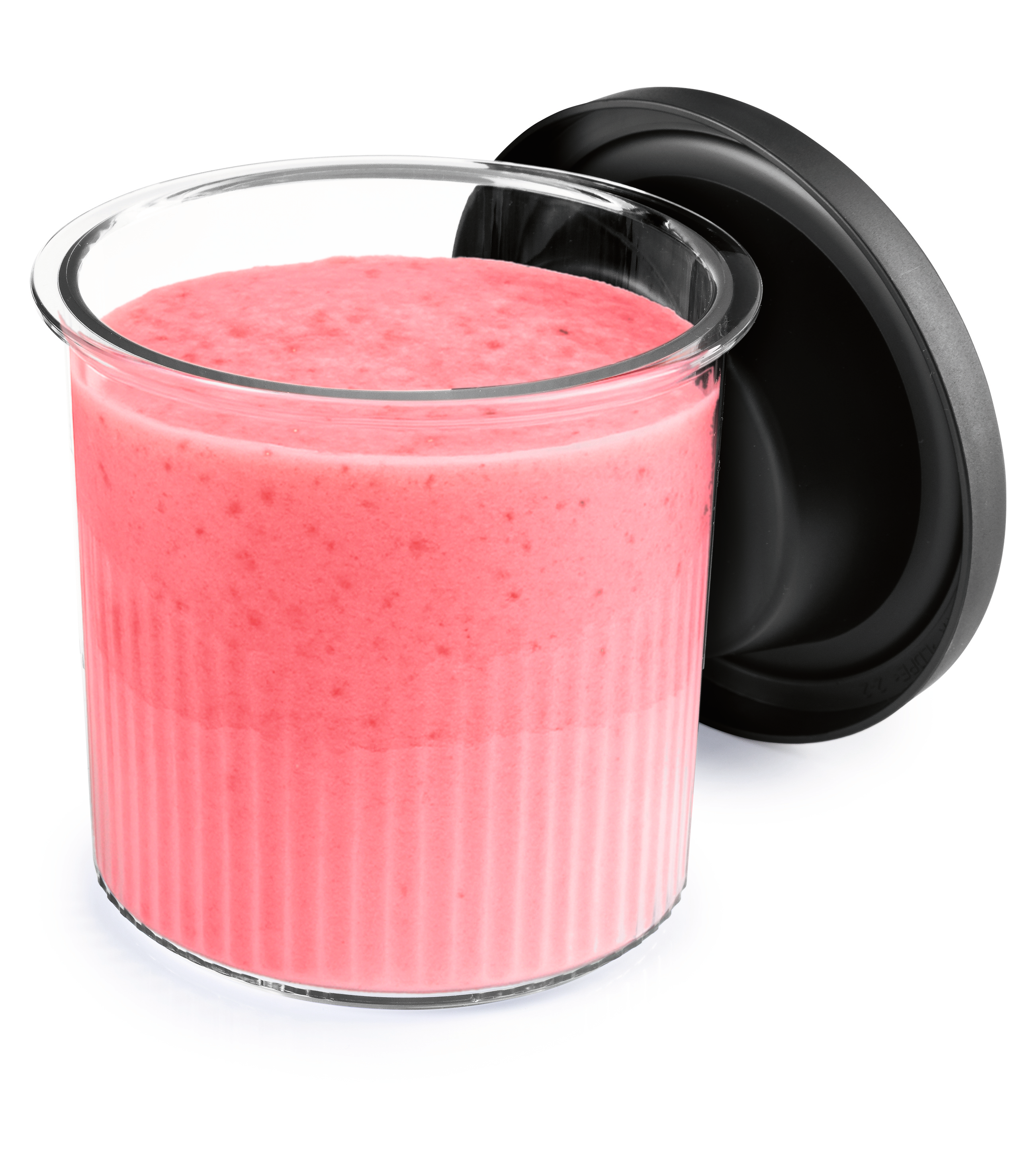 Ein Glasbehälter mit gerippter Textur, gefüllt mit rosa Smoothie, neben einem schwarzen Deckel.