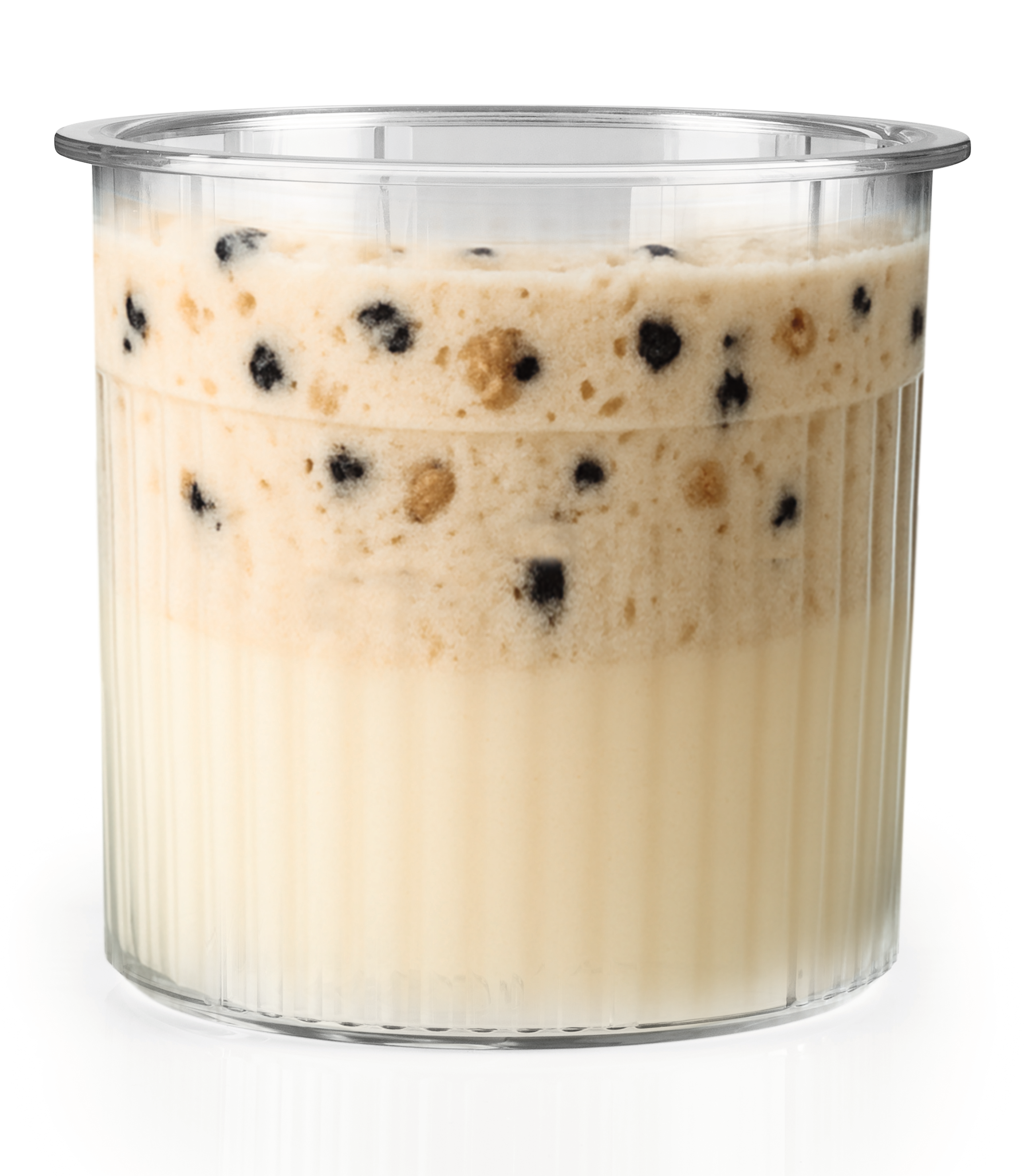 Ein Glas cremiges Getränk mit dunklen Beeren und Schaum, auf weißem Hintergrund.