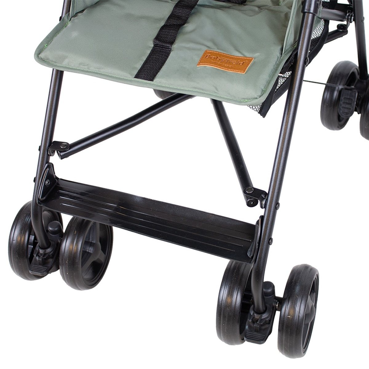 Detailansicht eines Kinderwagens mit grünem Sitz, schwarzem Gestell und Rädern.