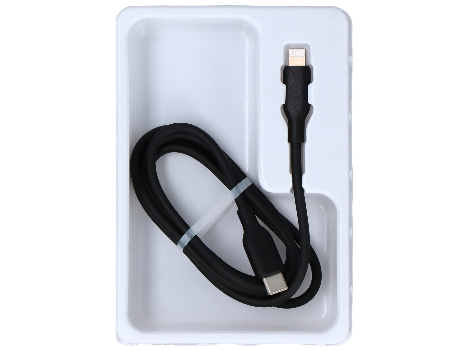 Czarny kabel USB-C do Lightning leży w białej plastikowej tacy.