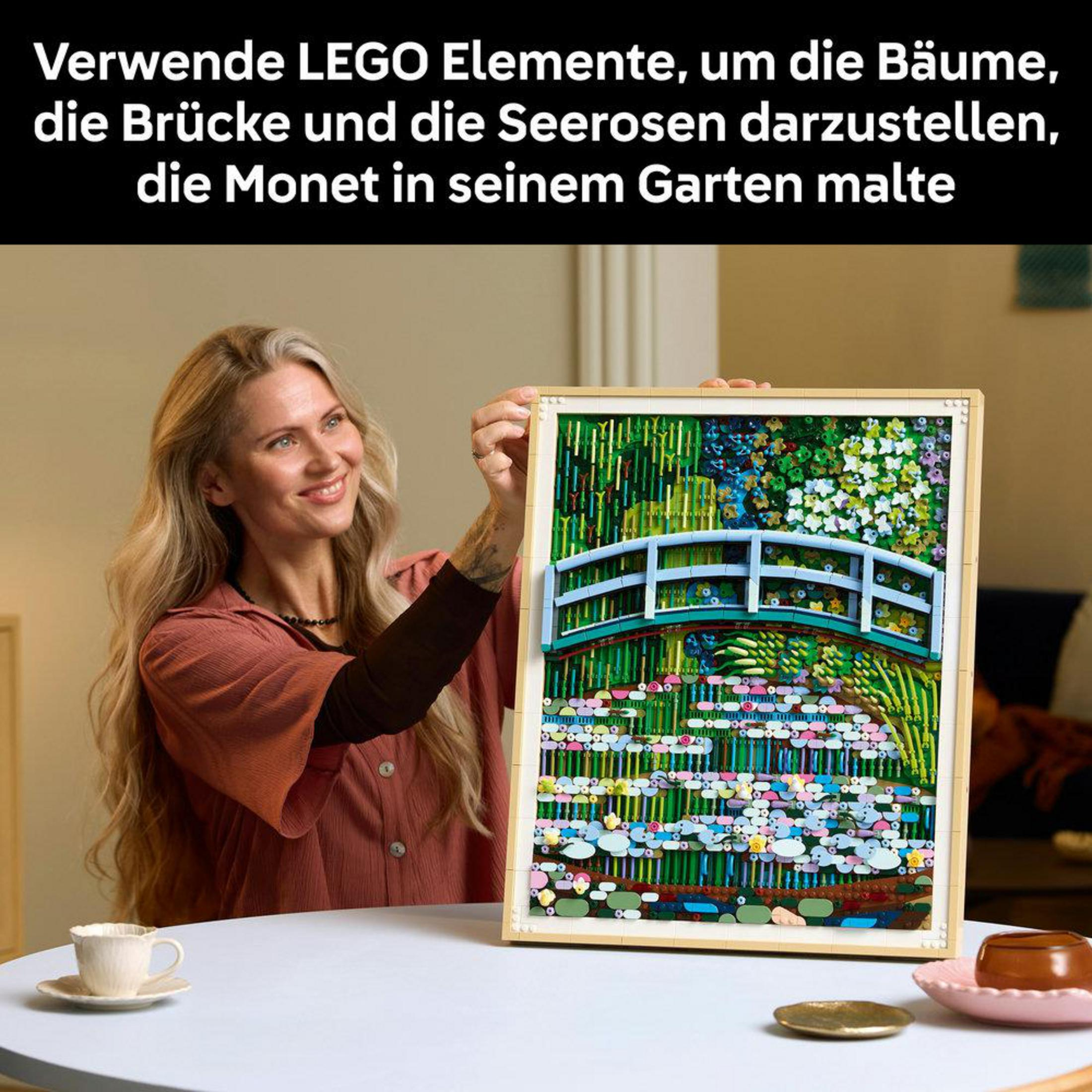 Una mujer sostiene un cuadro de LEGO del estanque de nenúfares de Monet.