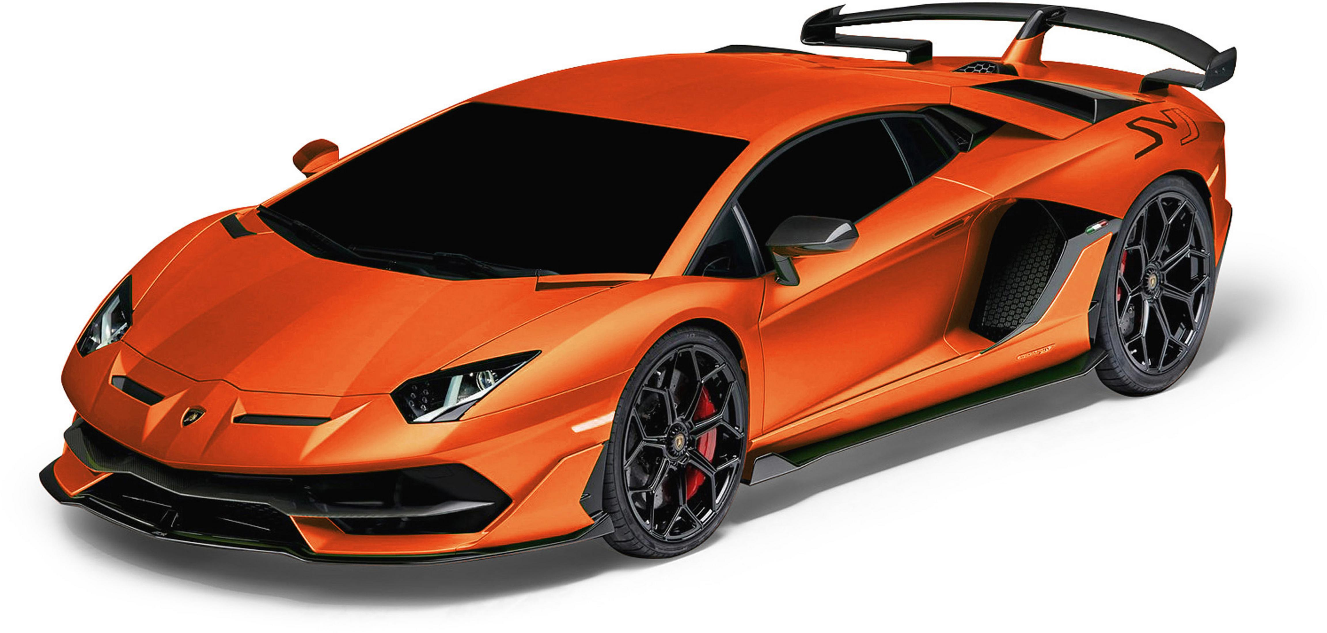 Ein orangefarbener Lamborghini Aventador SVJ Sportwagen mit schwarzem Flügel und schwarzen Felgen.
