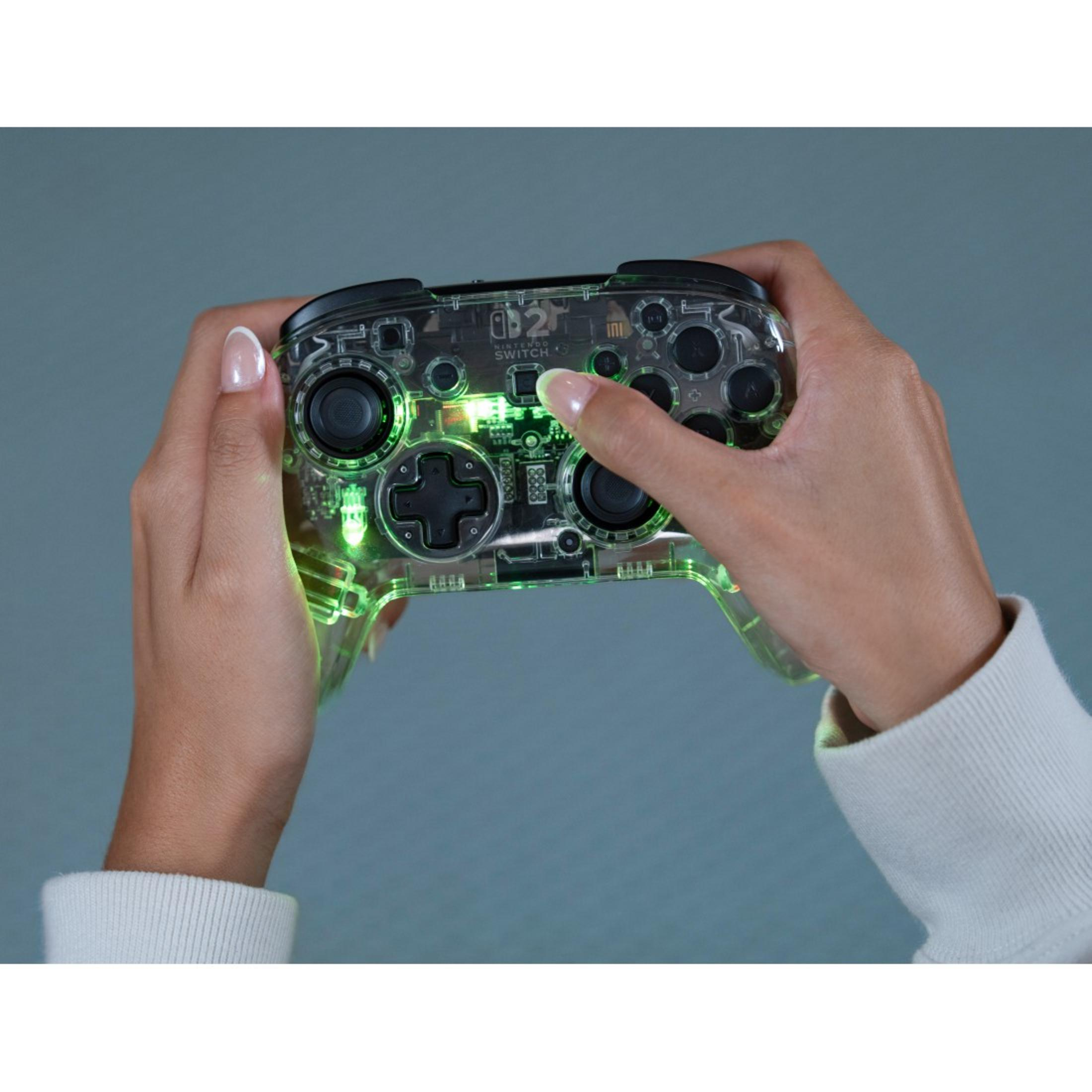 Transparenter Controller mit grüner Beleuchtung wird von Händen gehalten.