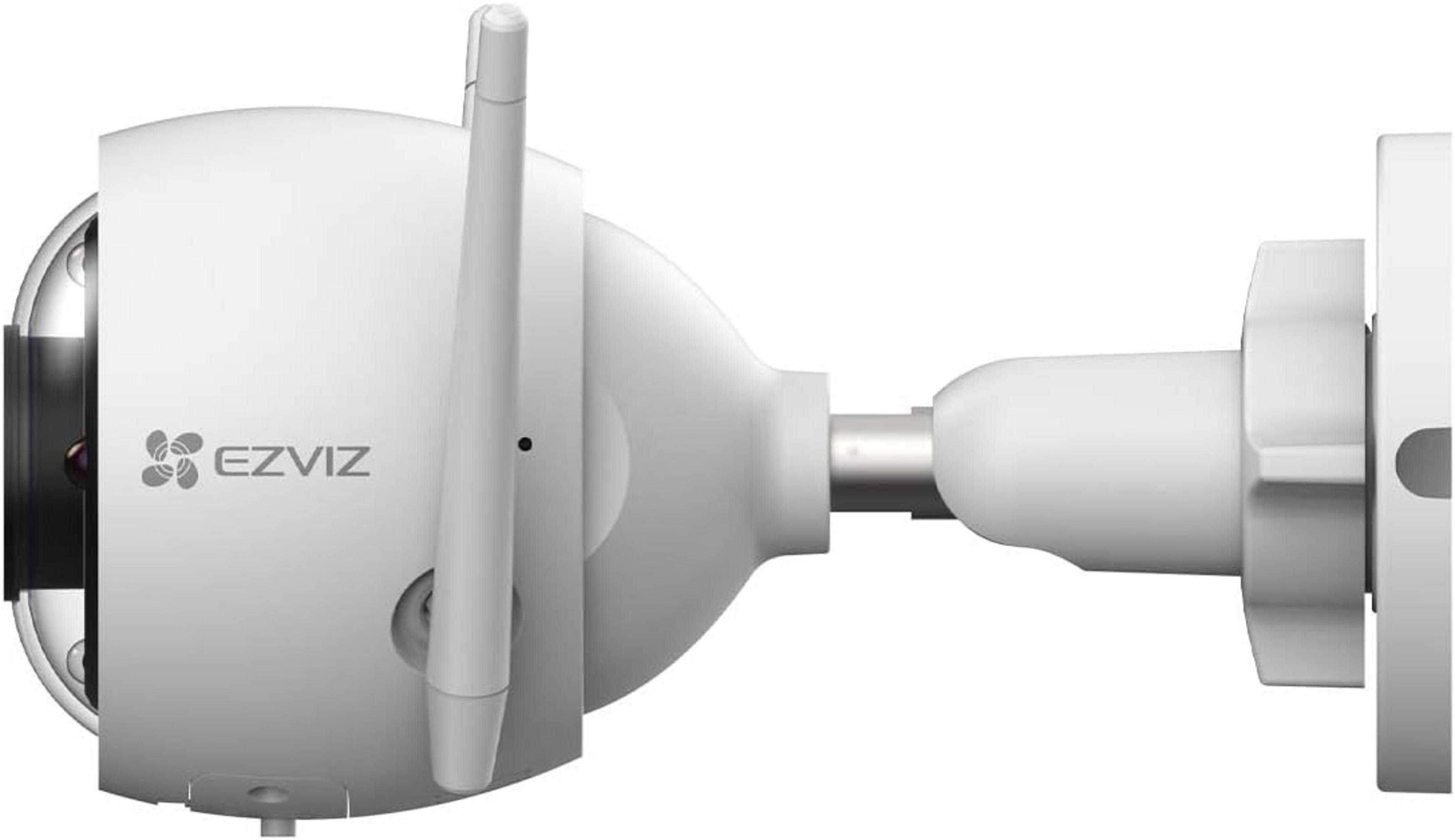 Una telecamera di sicurezza bianca EZVIZ con antenna, montata su una staffa.