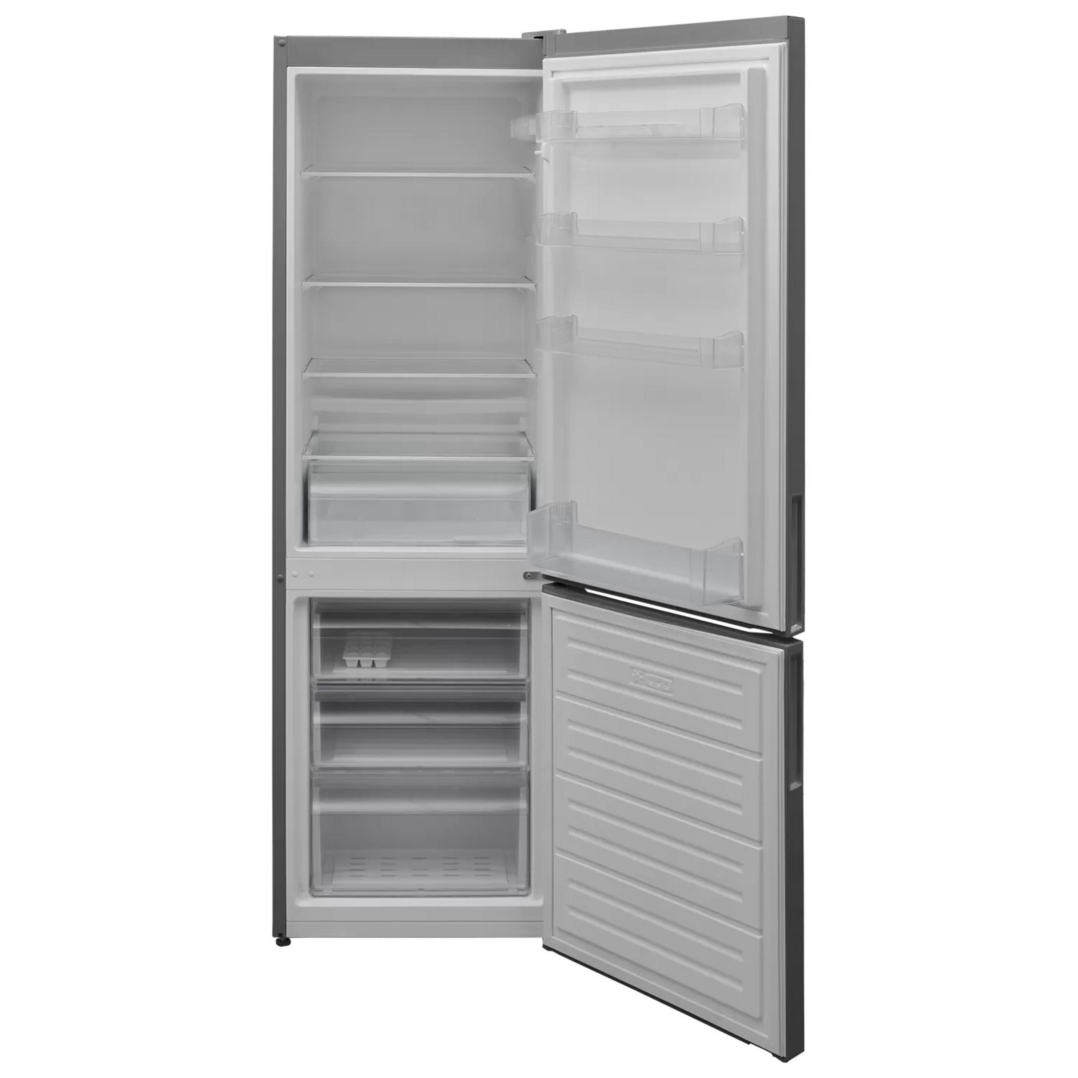 Un refrigerador abierto con varios estantes y cajones.