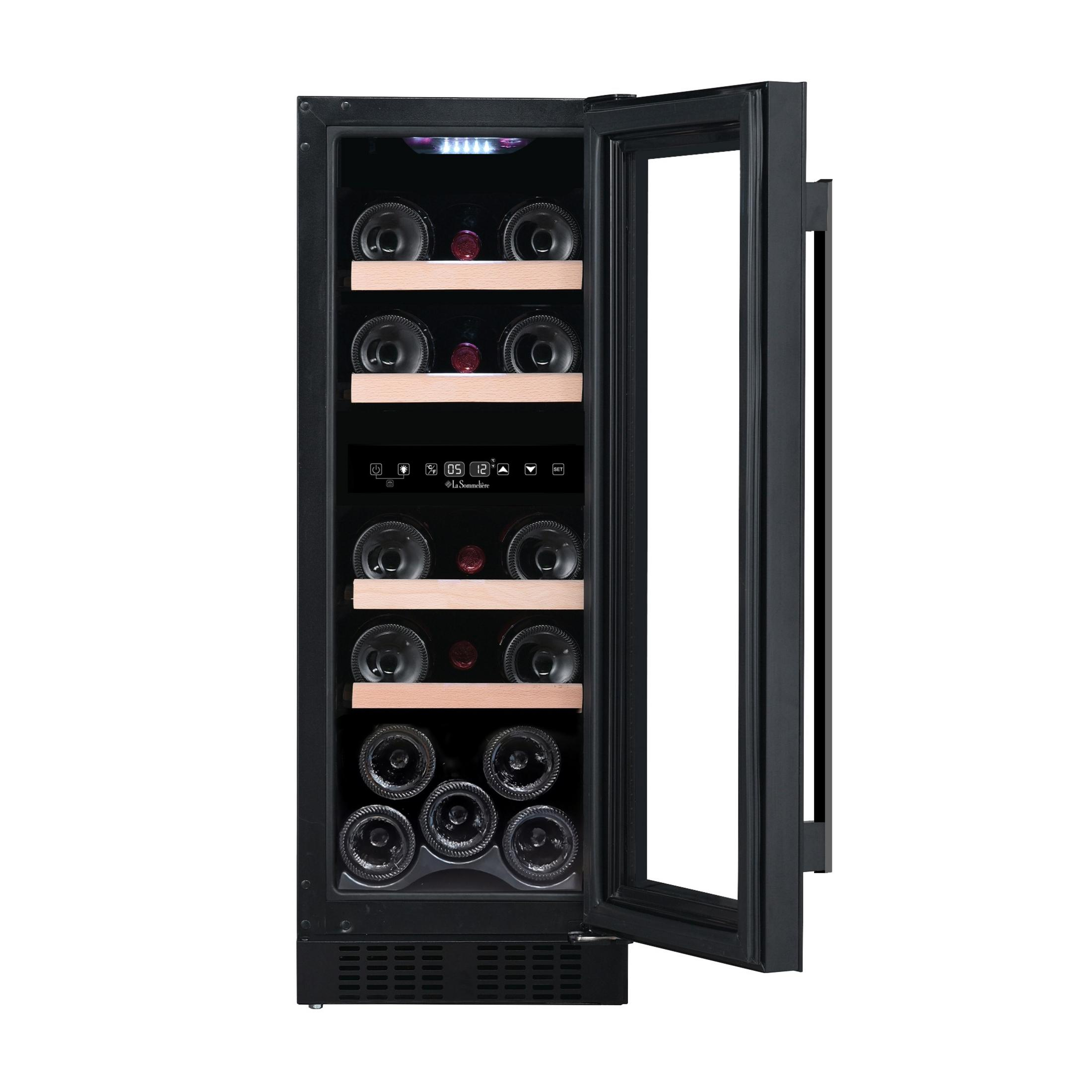 Un enfriador de vino negro con puerta de cristal, lleno de botellas.