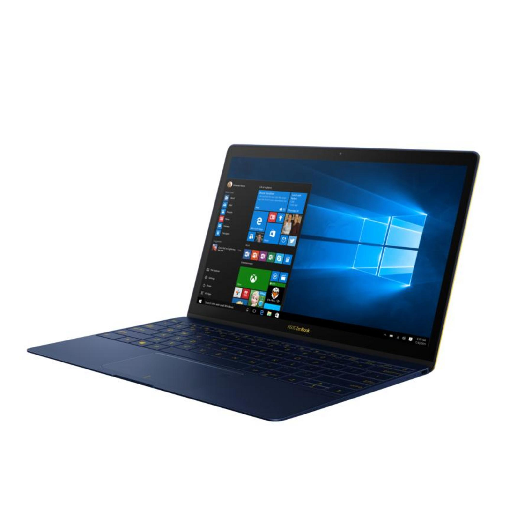 Un portátil azul oscuro con teclas amarillas y pantalla de inicio de Windows.