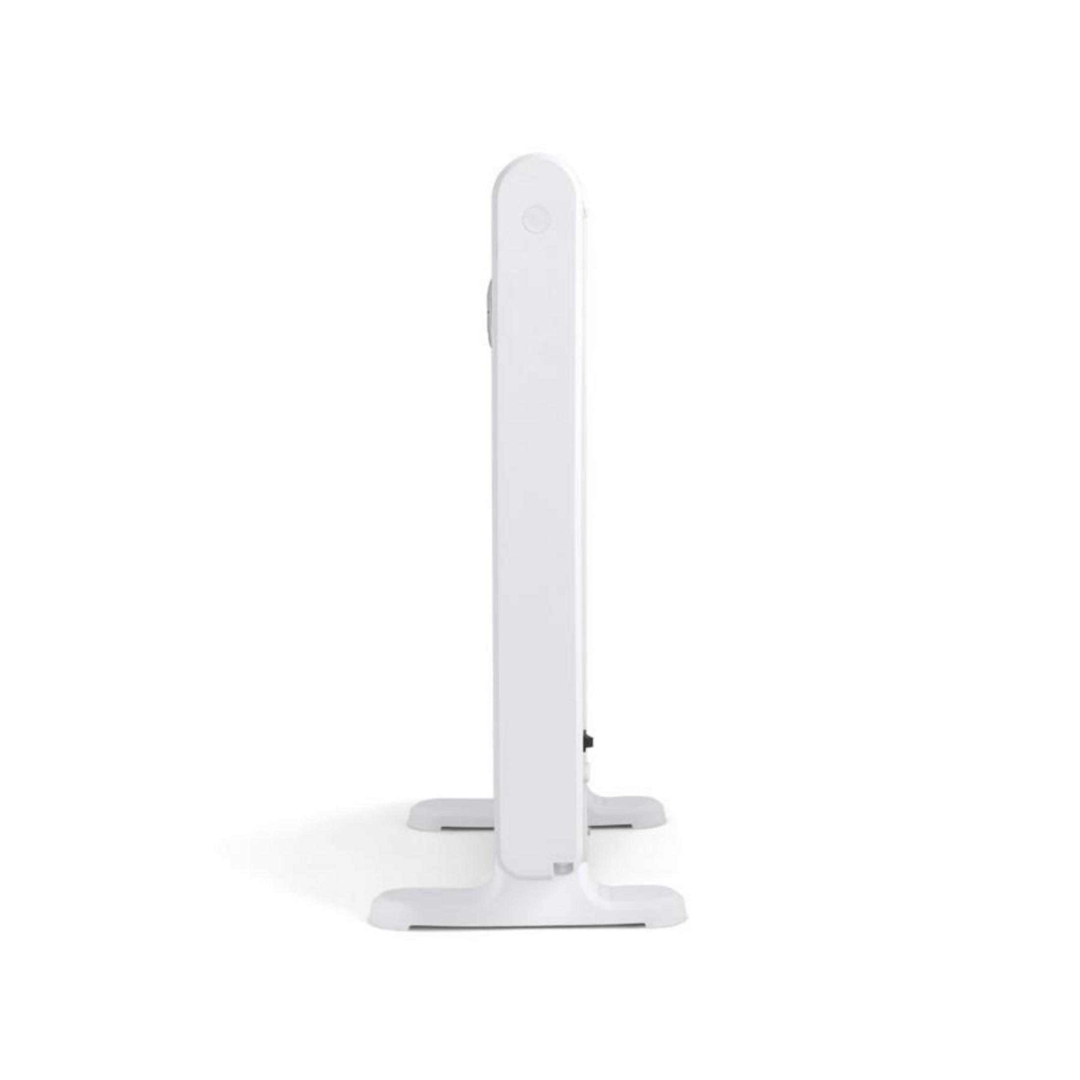 Un termosifone bianco con due piedi su sfondo bianco.