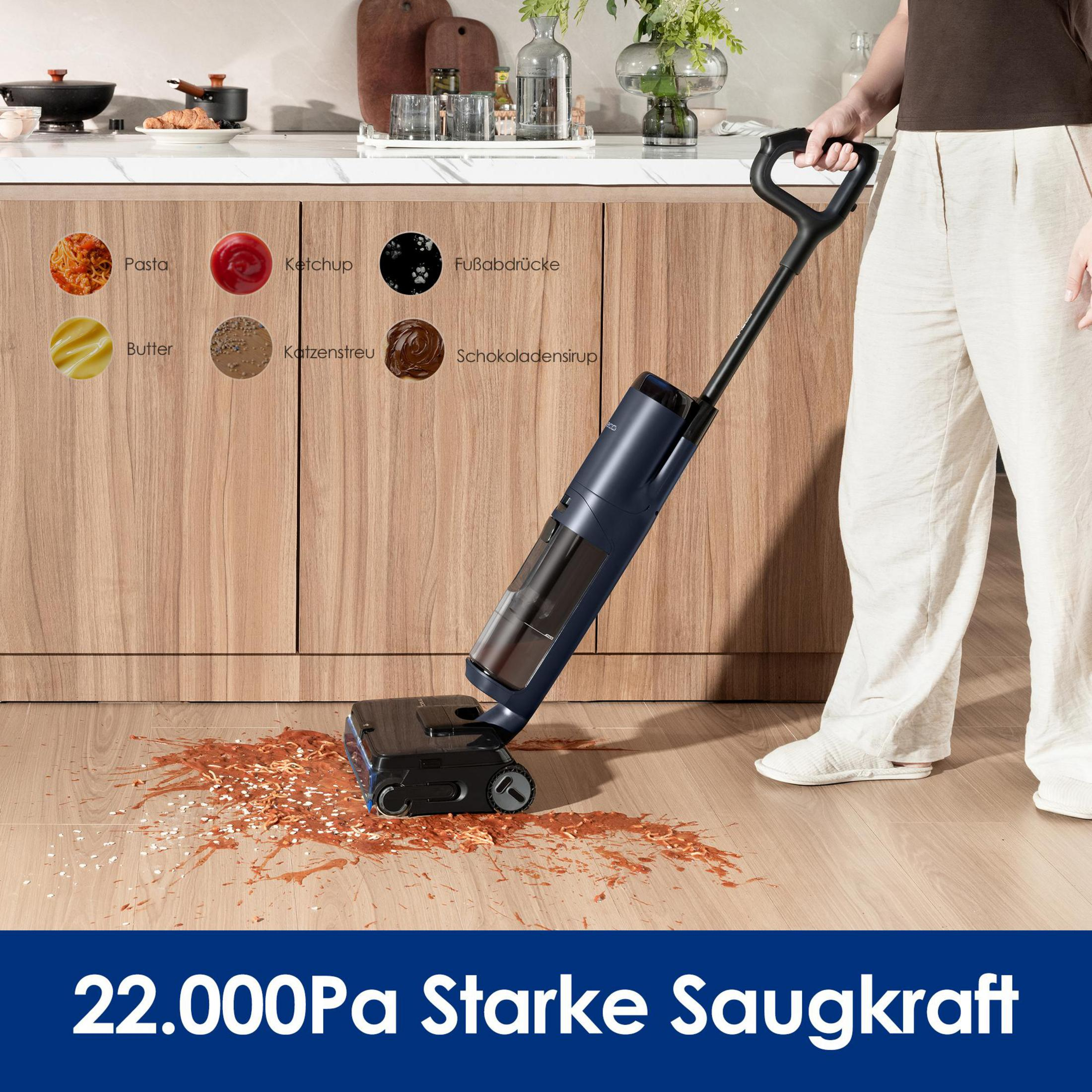 Ein Staubsauger reinigt eine verschüttete Mahlzeit aus Nudeln und Soße auf einem Holzboden.
