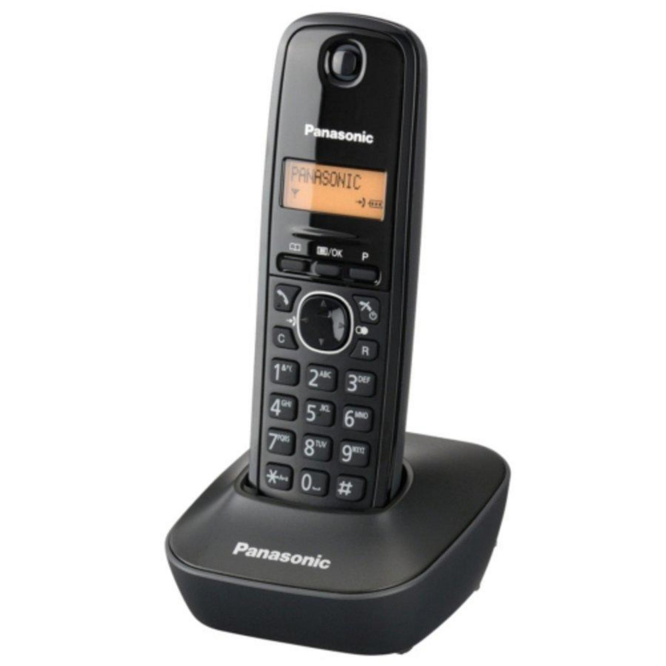 Un telefono cordless Panasonic nero con base di ricarica su sfondo bianco.