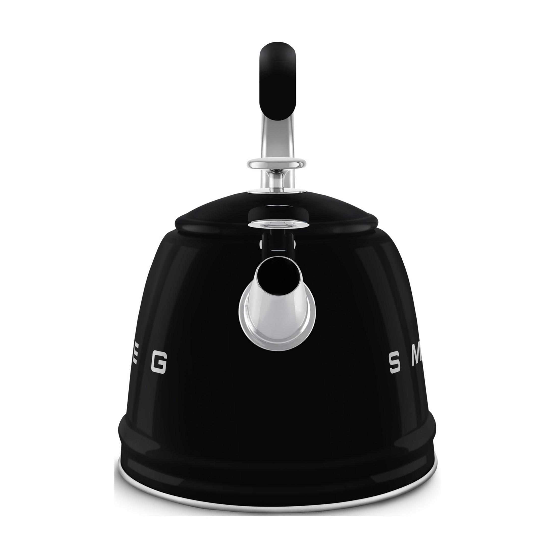 Una tetera Smeg negra con pico y asa plateados, aislada sobre fondo blanco.