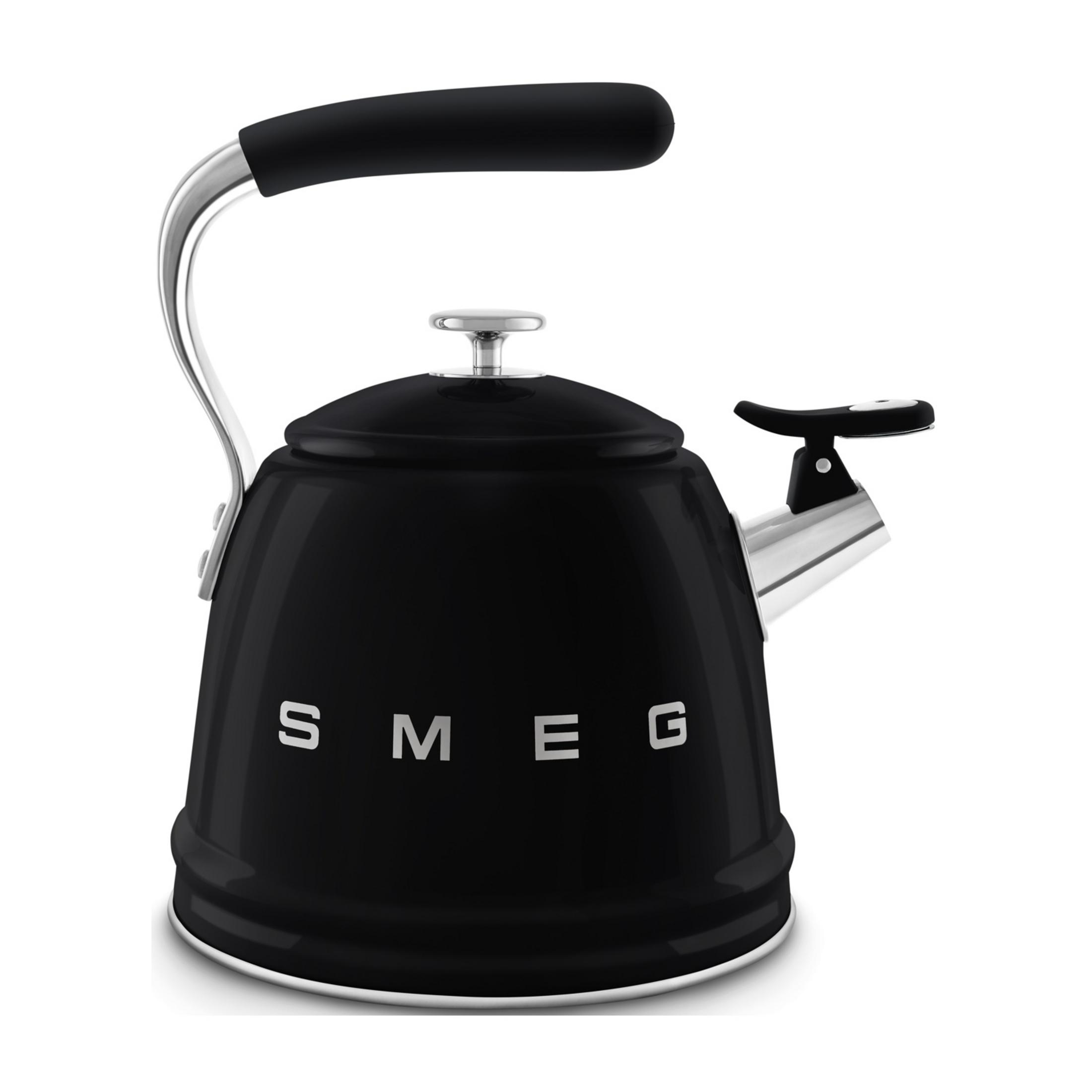 Un hervidor SMEG negro con asa y pico de metal pulido.
