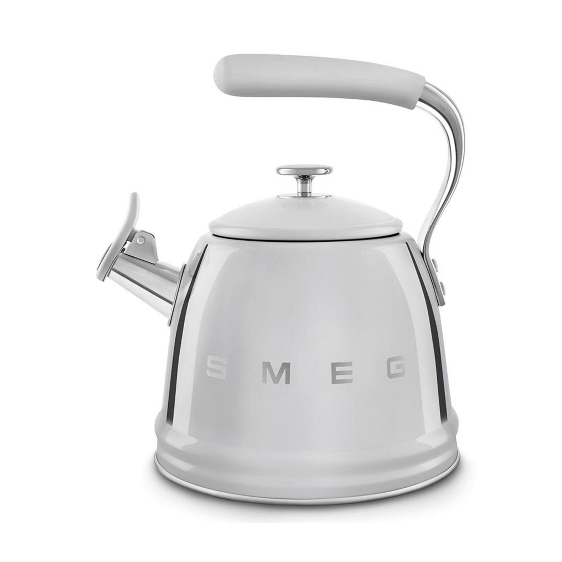 Ein weißer Smeg Wasserkocher mit silbernem Griff und Deckel auf weißem Hintergrund.