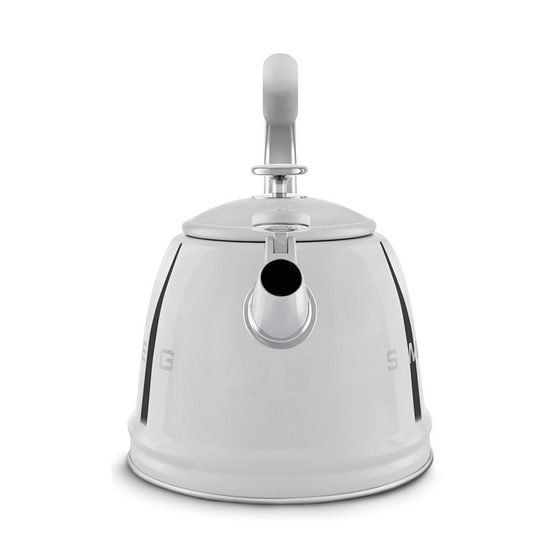 Ein weißer Smeg-Wasserkocher mit Chromgriff und -ausguss ist vor weißem Hintergrund abgebildet.