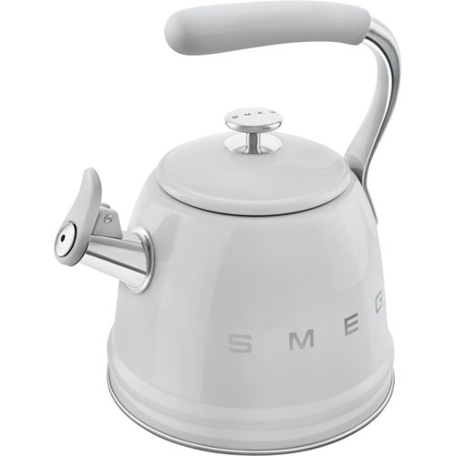 Ein heller grauer Smeg Wasserkocher mit Deckel, Griff und Ausgießer.