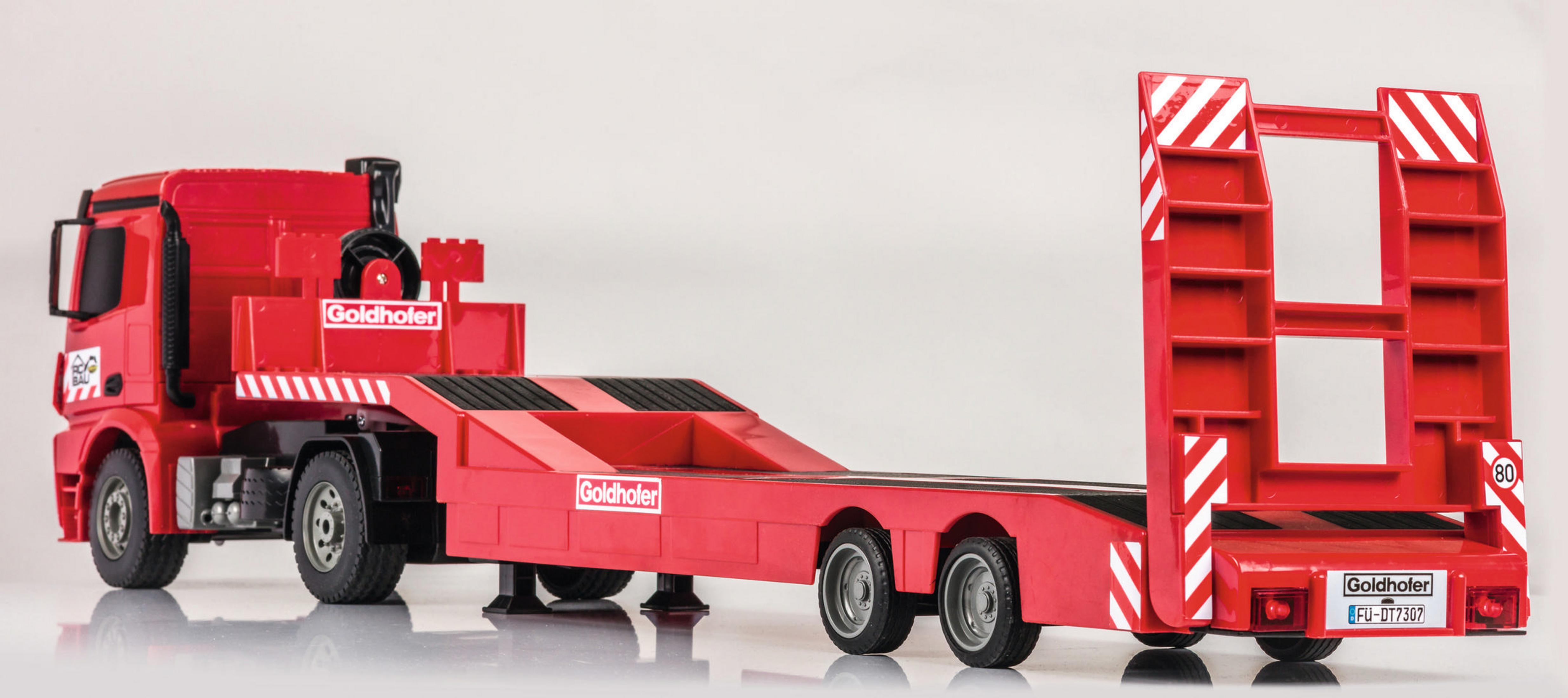 Roter Tieflader-LKW mit "Goldhofer"-Logo, auf weißem Hintergrund.