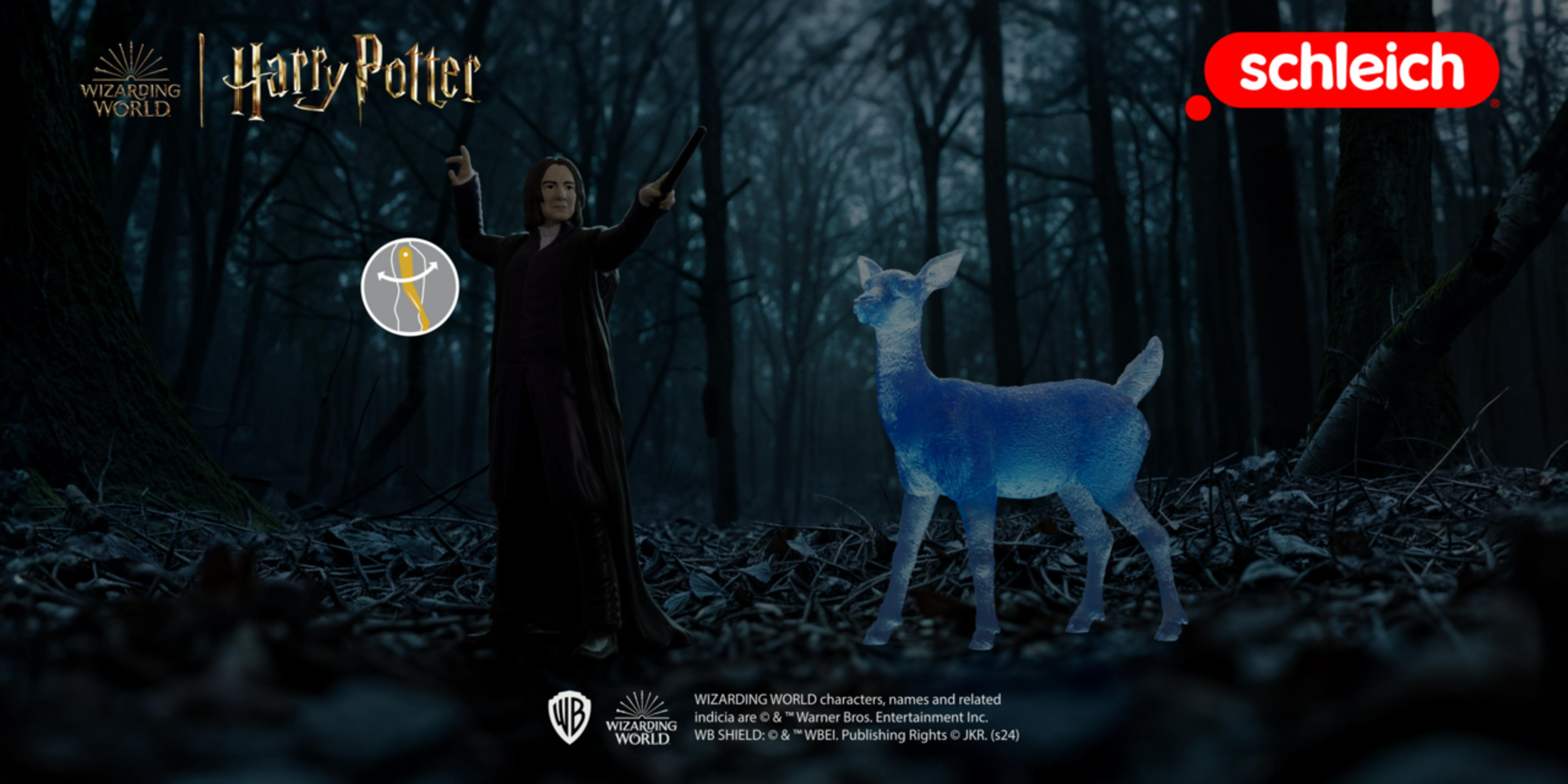 Scena di foresta oscura con figura di Snape che tiene bacchetta e Patronus cervo blu.