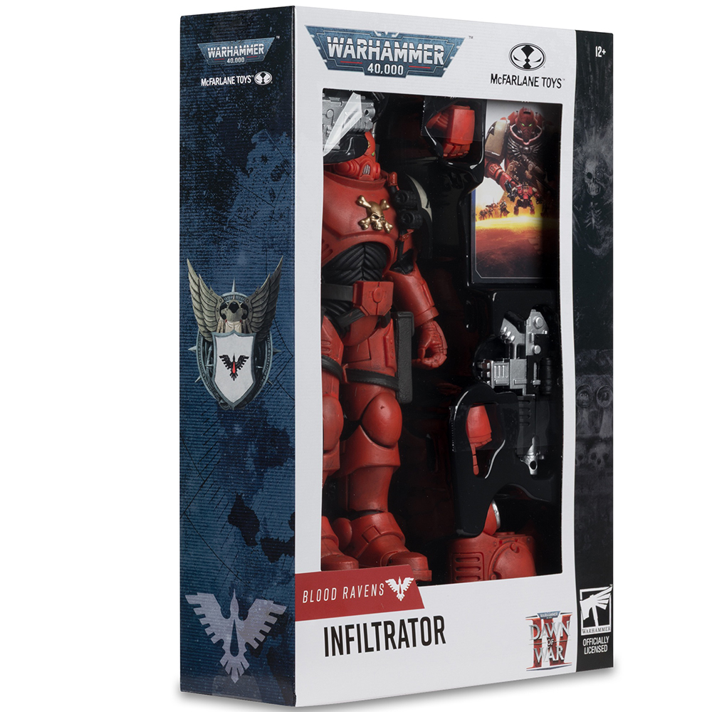 Una figura de acción Infiltrador roja de Warhammer 40.000 de McFarlane Toys en una caja.