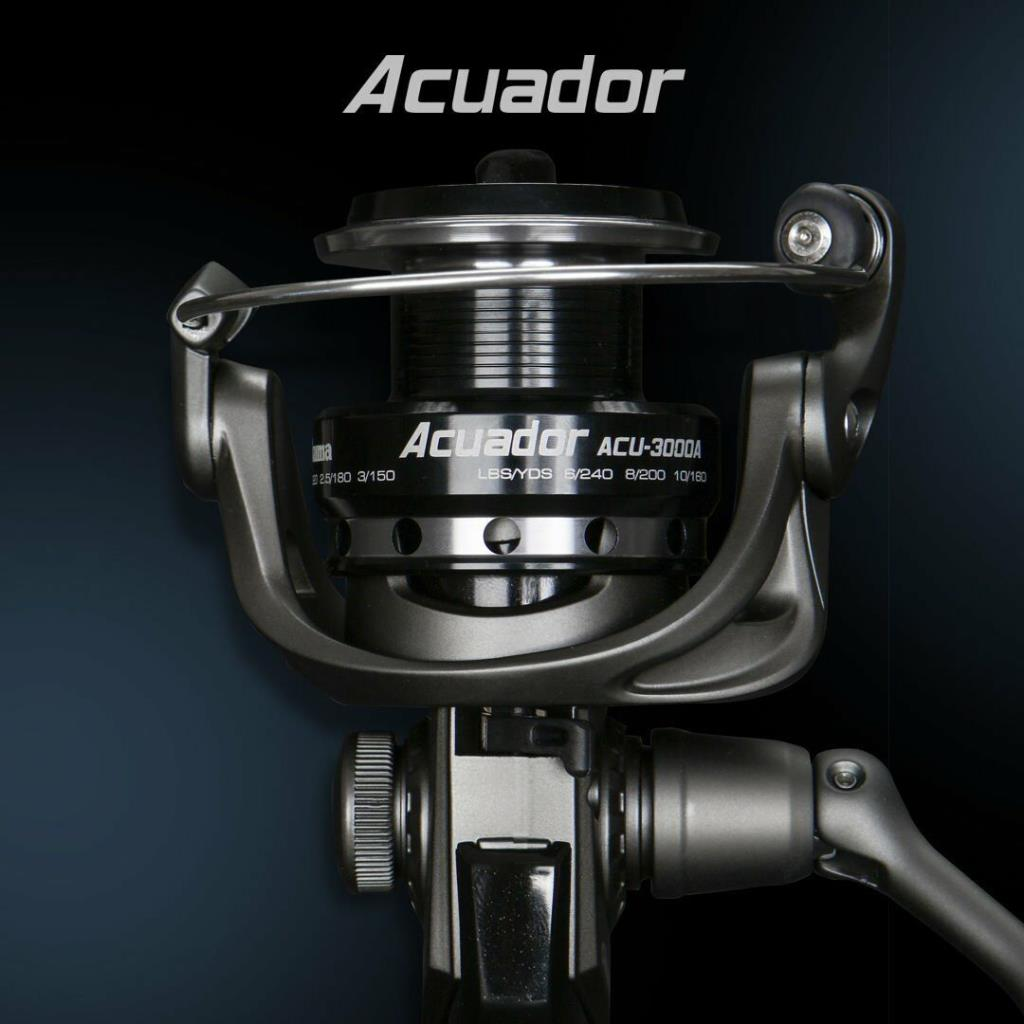 Acuador logosu ve ACU-3000A modeline sahip koyu renkli balık oltası makarası.