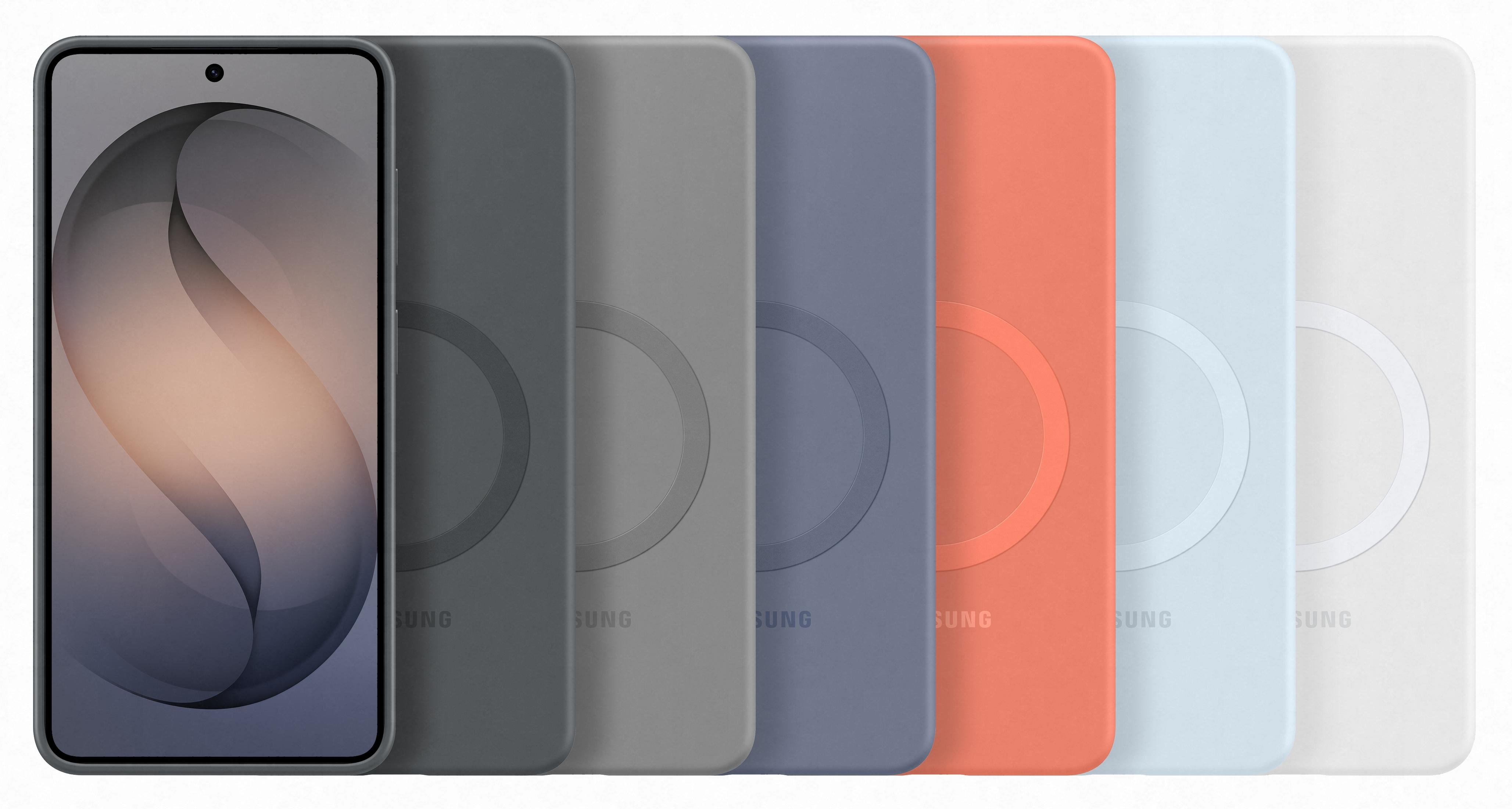 Uno smartphone accanto a diverse custodie colorate con rilievi circolari.