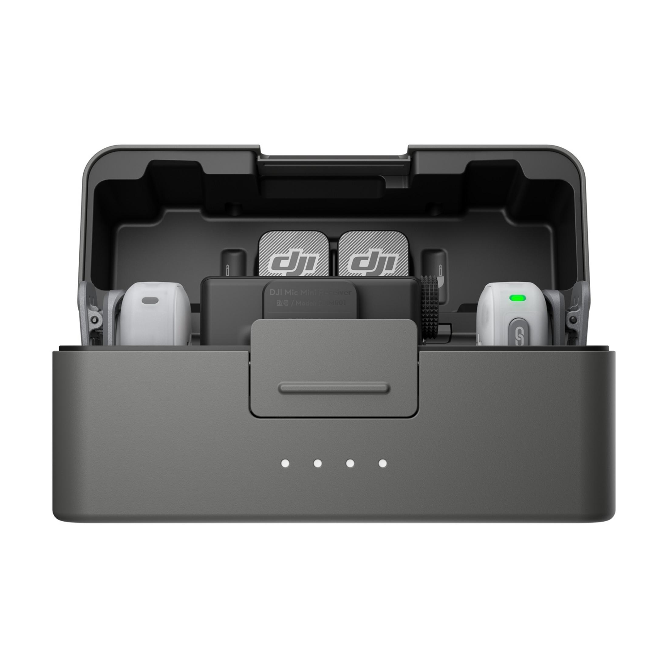 Custodia grigia aperta con due microfoni DJI bianchi. Un microfono ha luce verde.