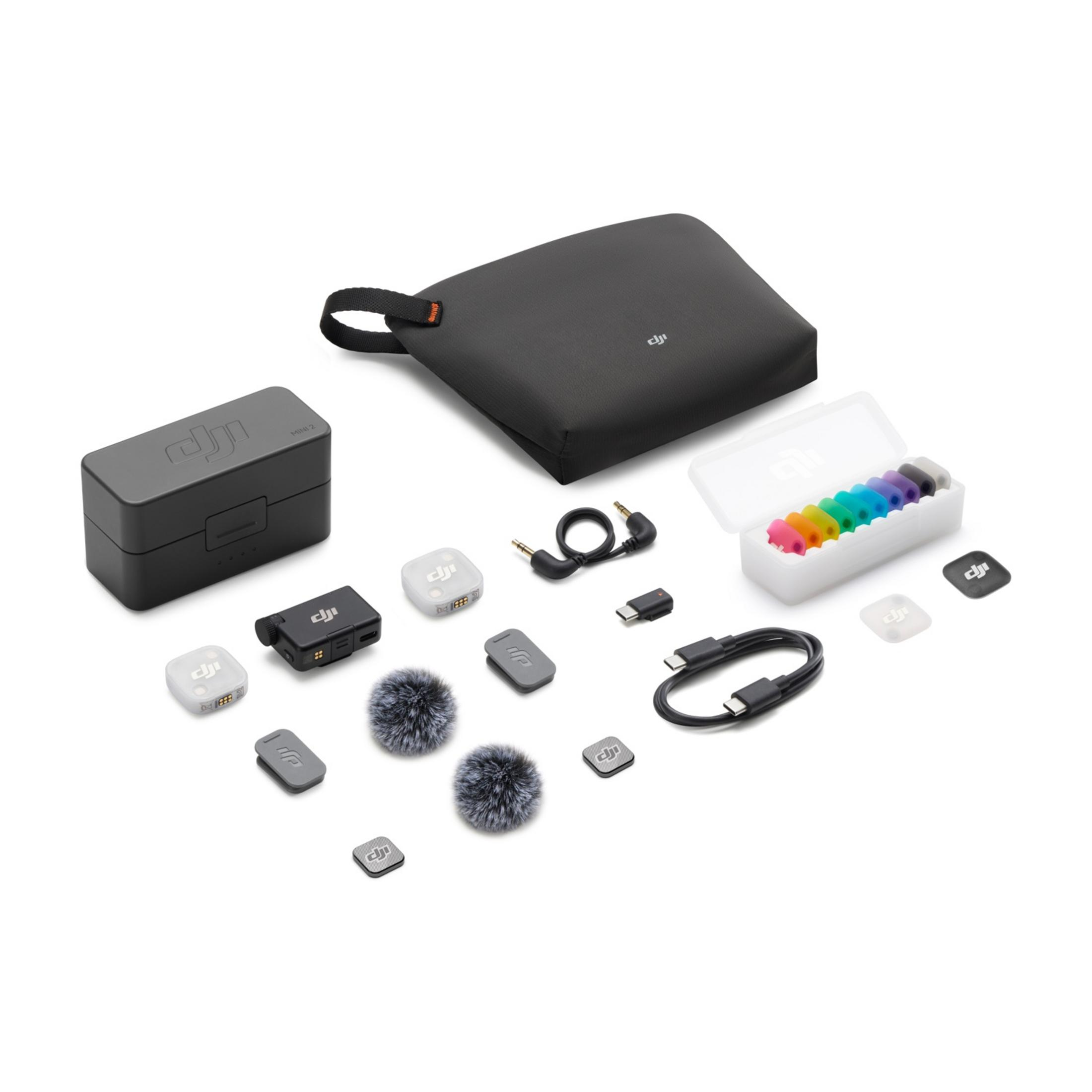 Kit microfono DJI con custodia di ricarica, trasmettitori, ricevitori, cavi e antivento colorati.