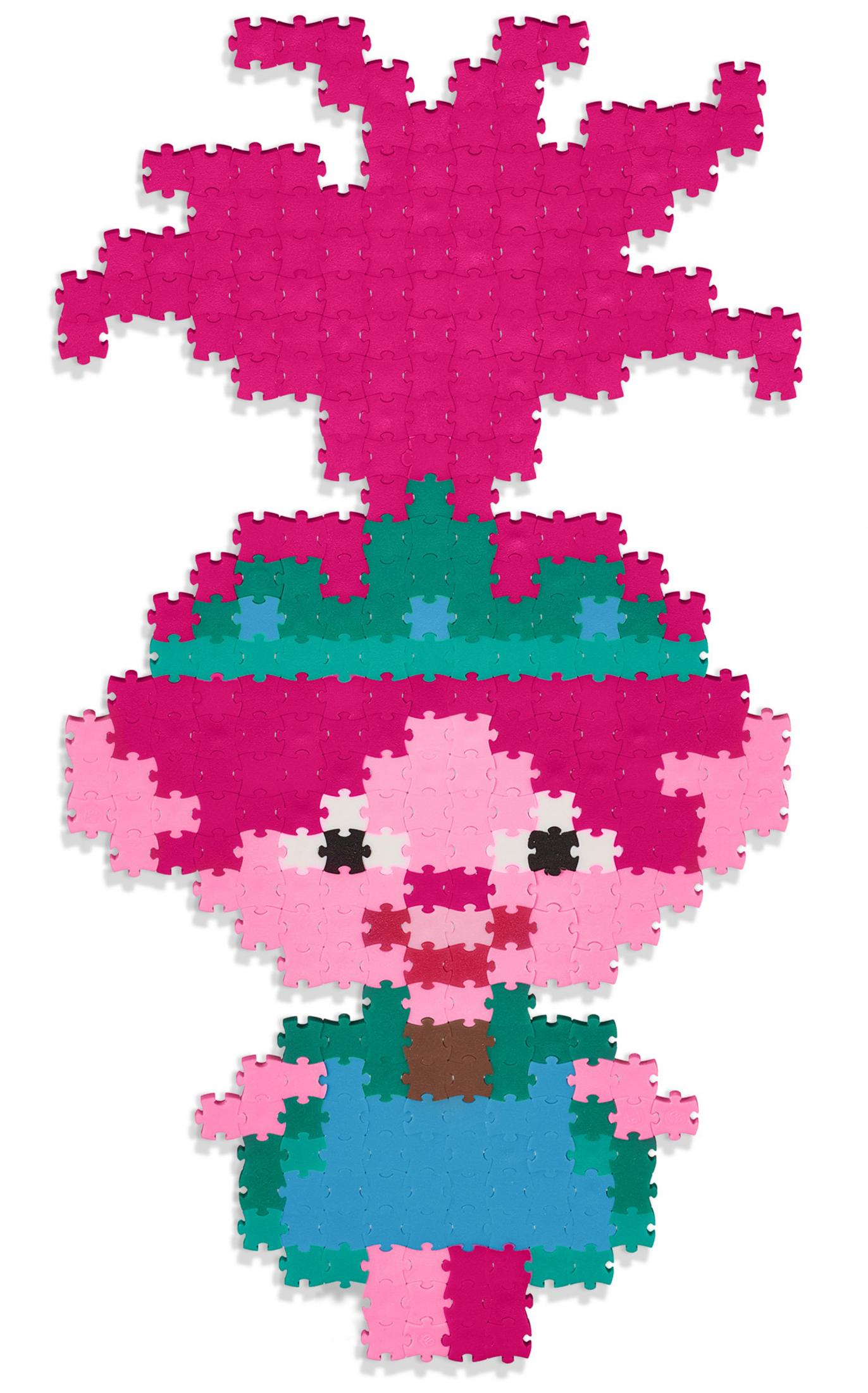 Ein Mosaik aus Puzzleteilen bildet eine Figur mit pinkem Haar, blauem Hemd und grünen Akzenten.