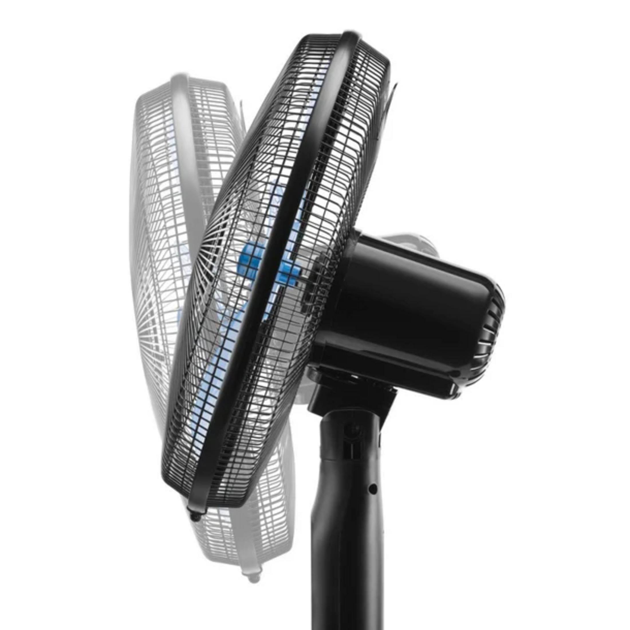 Un ventilador de pie negro con aspas azules, visto de lado.