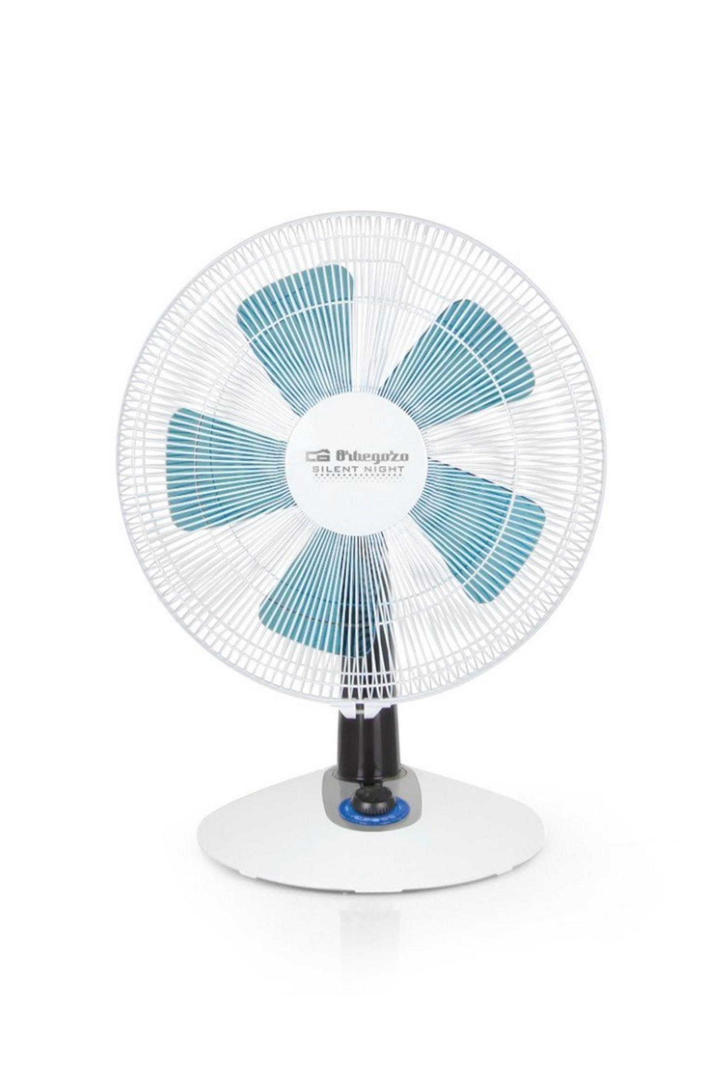 Ventilatore da tavolo bianco con pale blu e base nera su sfondo bianco.