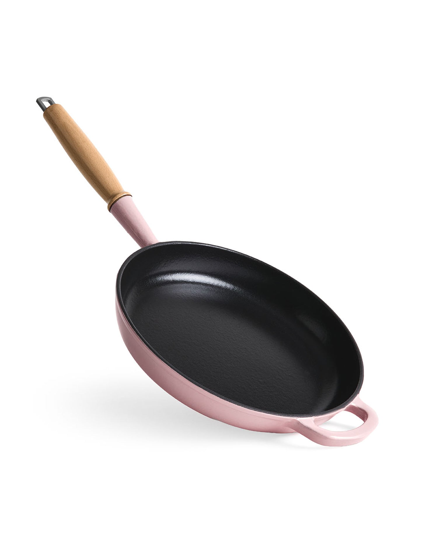 Una sartén rosa con mango de madera y dos agarres sobre fondo blanco.