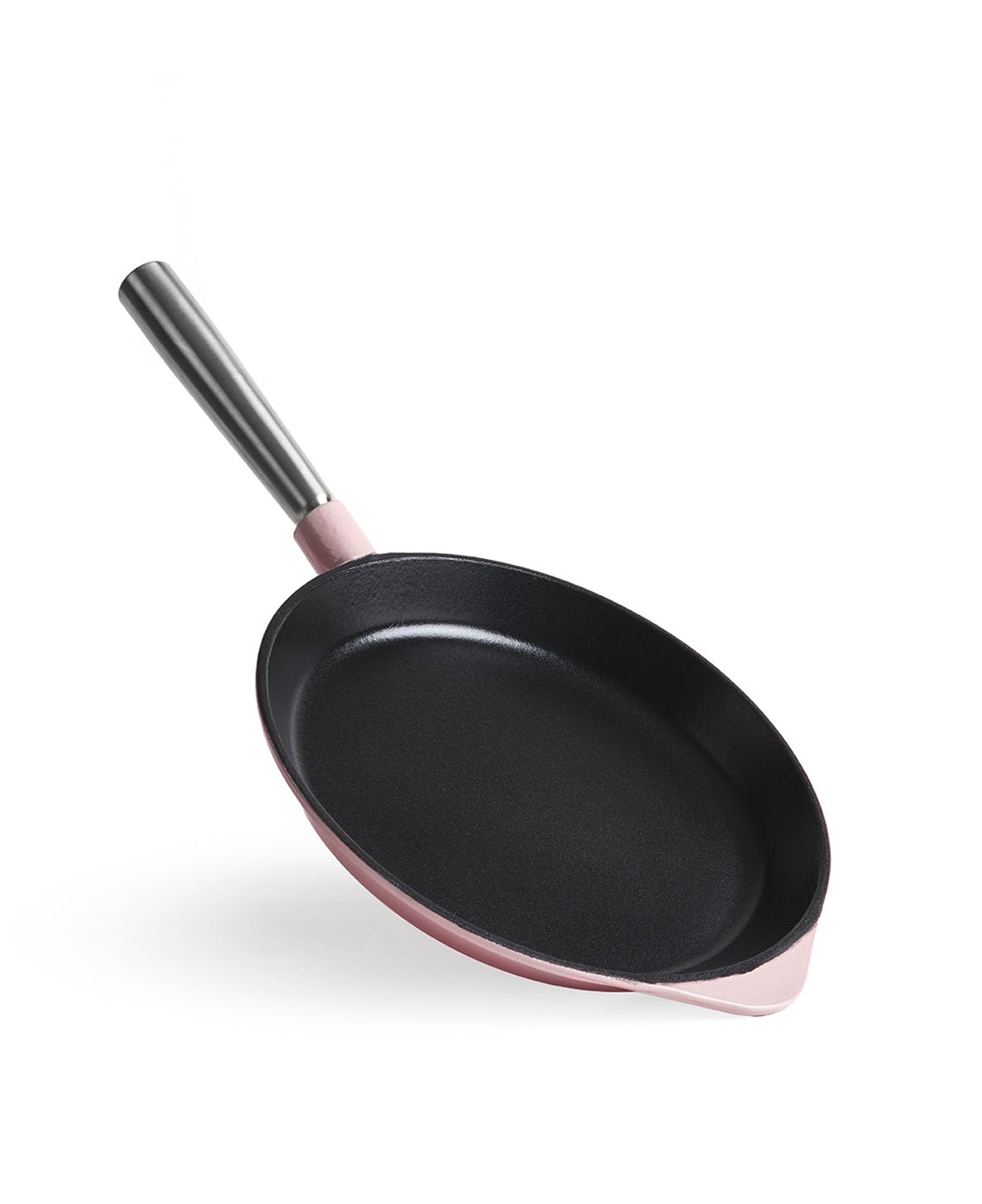 Una sartén de hierro fundido rosa con mango plateado, aislada sobre fondo blanco.