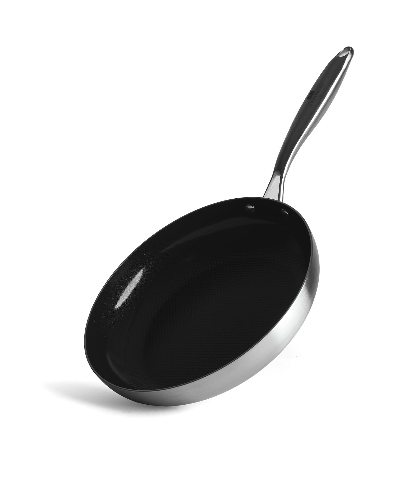 Una sartén plateada con interior negro y mango largo.