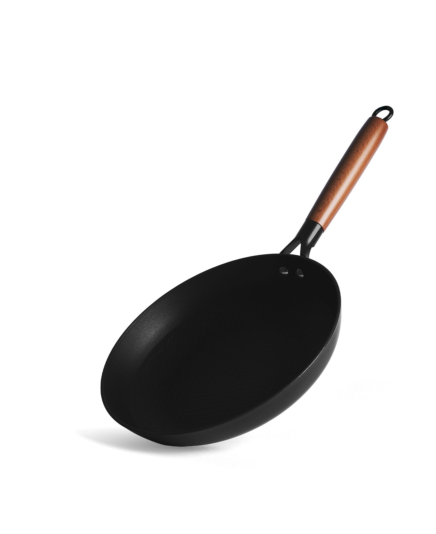 Una sartén wok negra con mango de madera marrón, sobre fondo blanco.