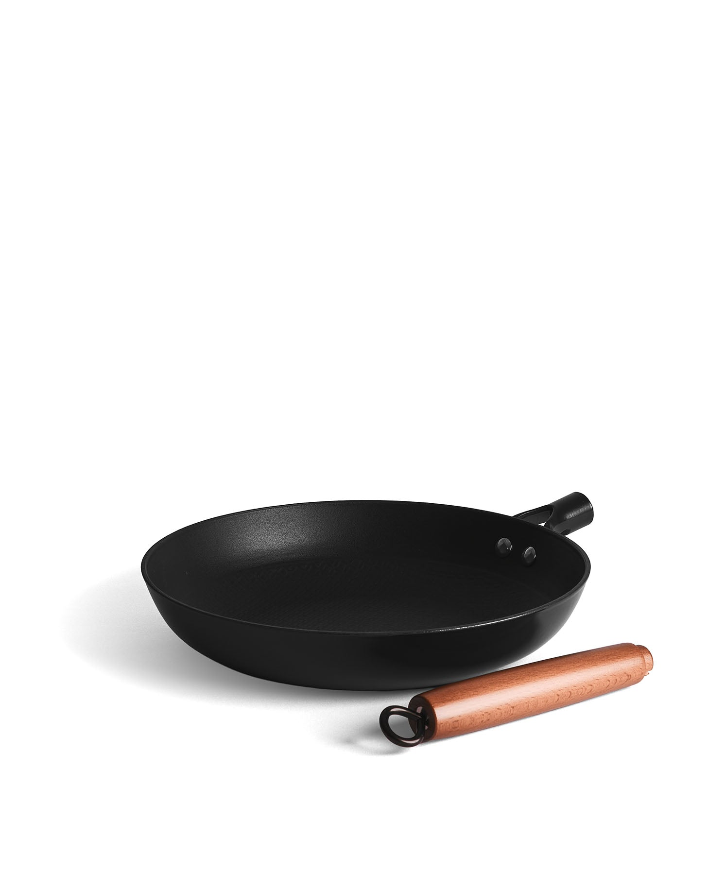 Wok negro con mango de madera y un mango de madera separado.