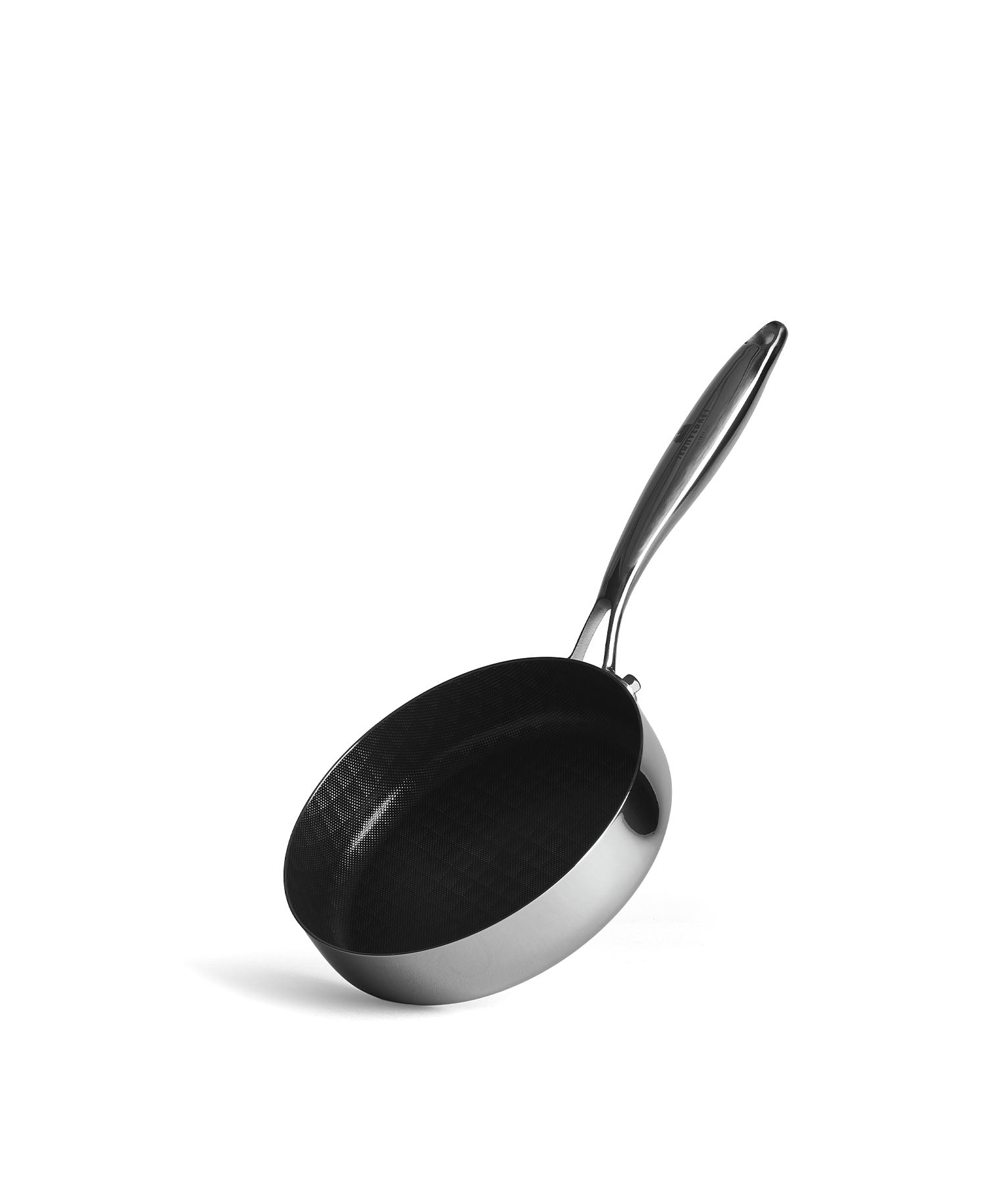 Una sartén plateada con interior negro y mango largo sobre fondo blanco.